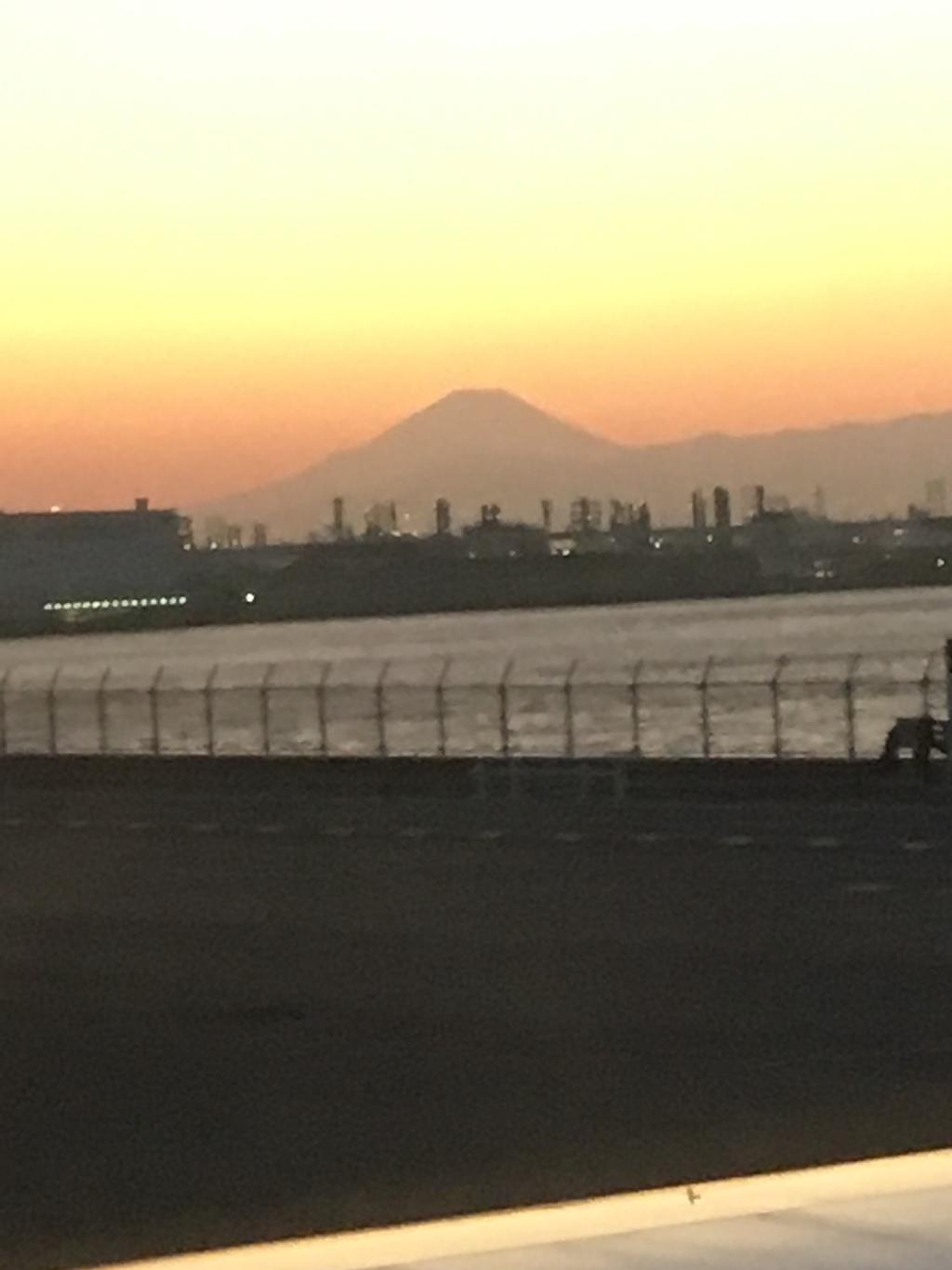 羽田飛行場からみた富士山