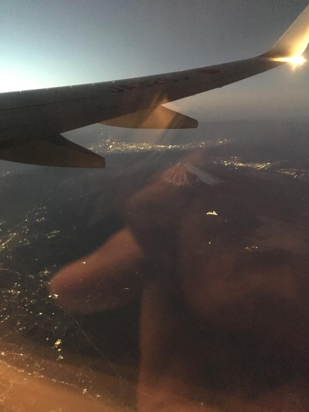 夕闇の飛行機からみた富士山