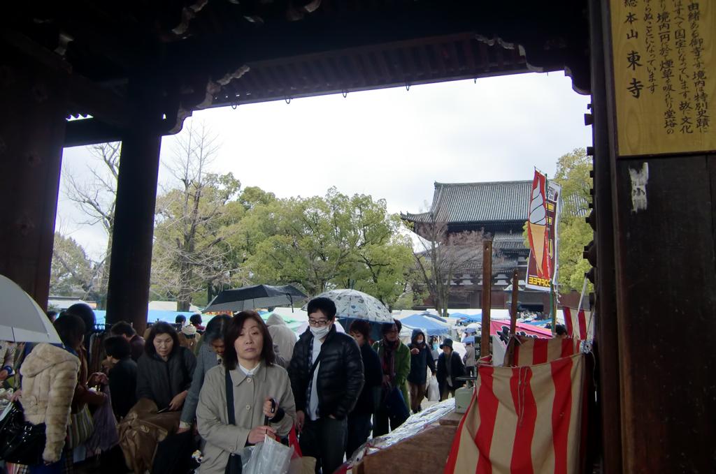 東寺で毎月２１日に行われている弘法市