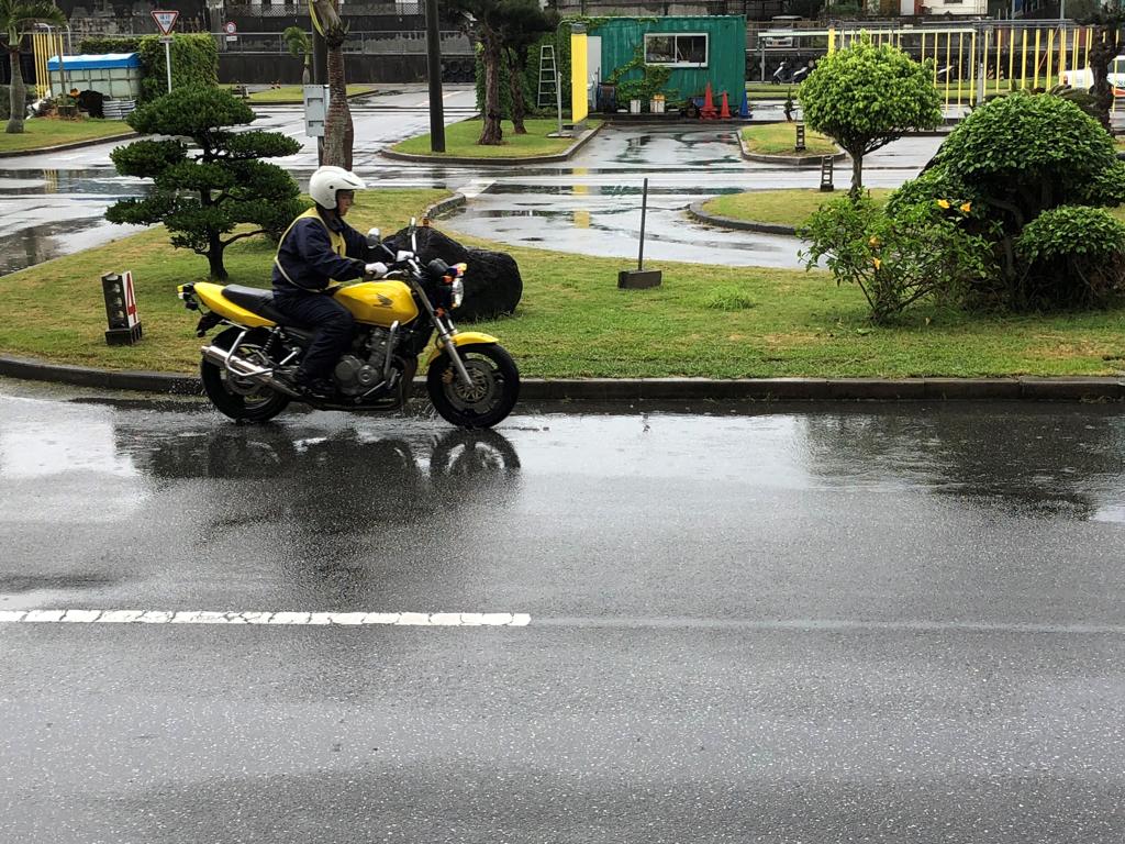 雨の中を走る