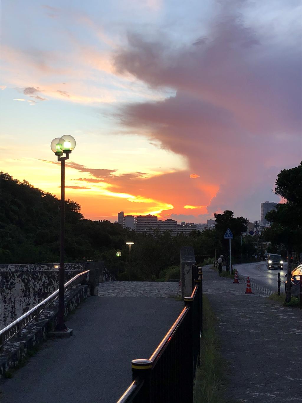 車が止まる前の夕焼け