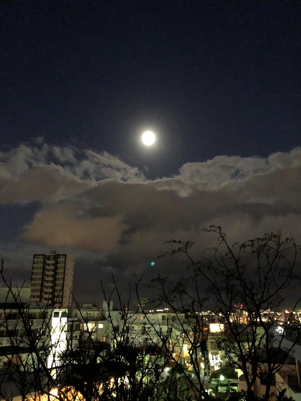 初月の入り　西の空６時３２分