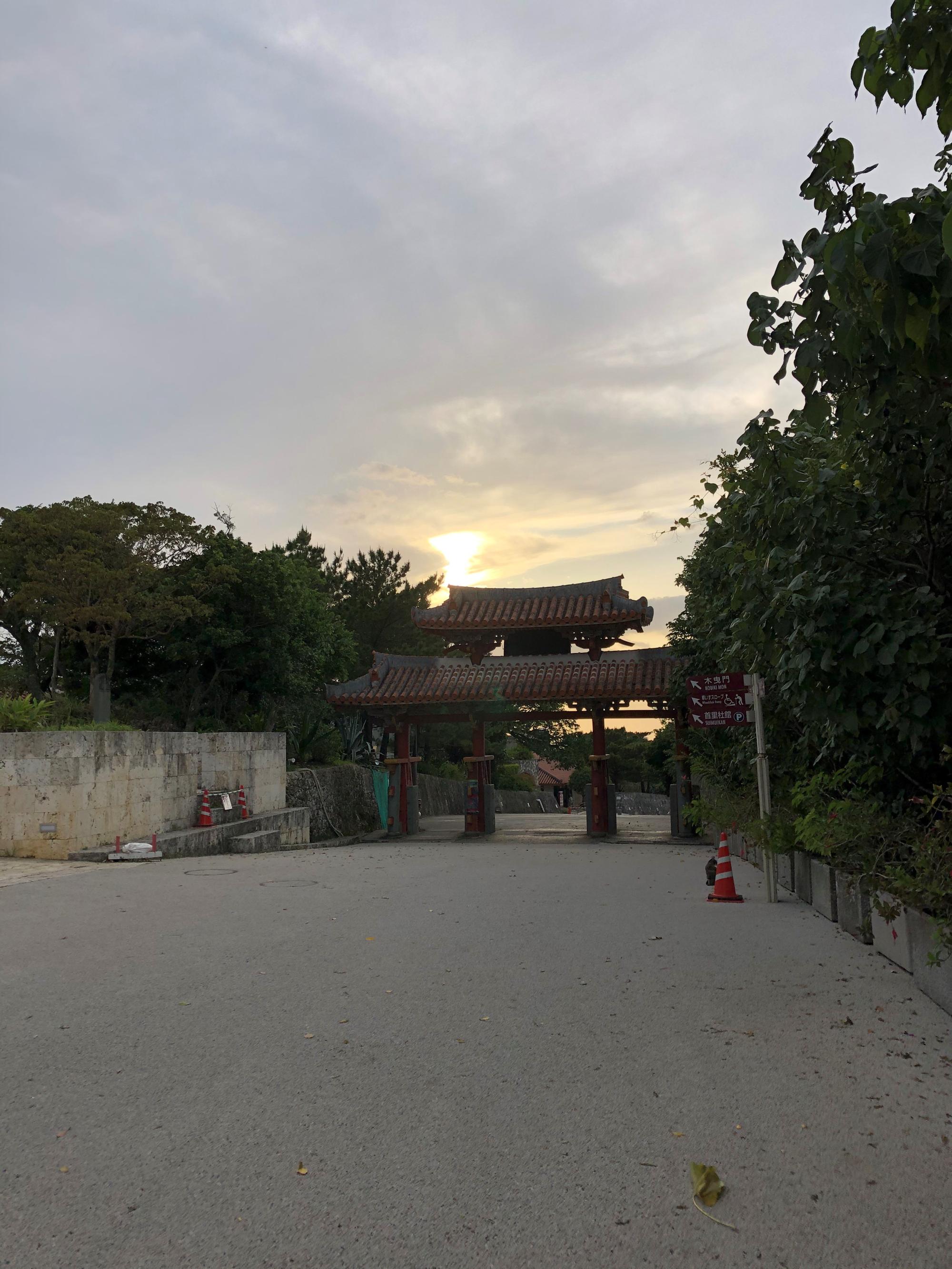 寂しい守礼の門の夕暮れ