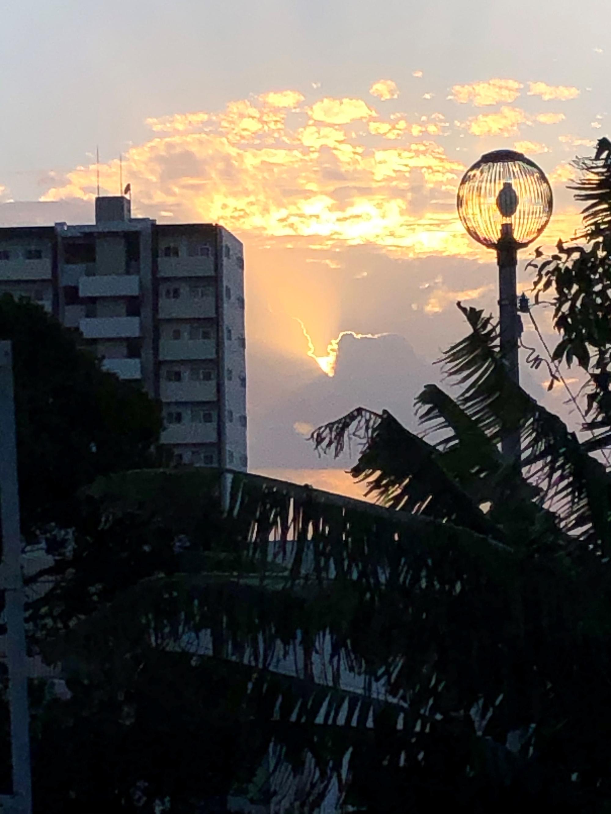 マンションと夕陽