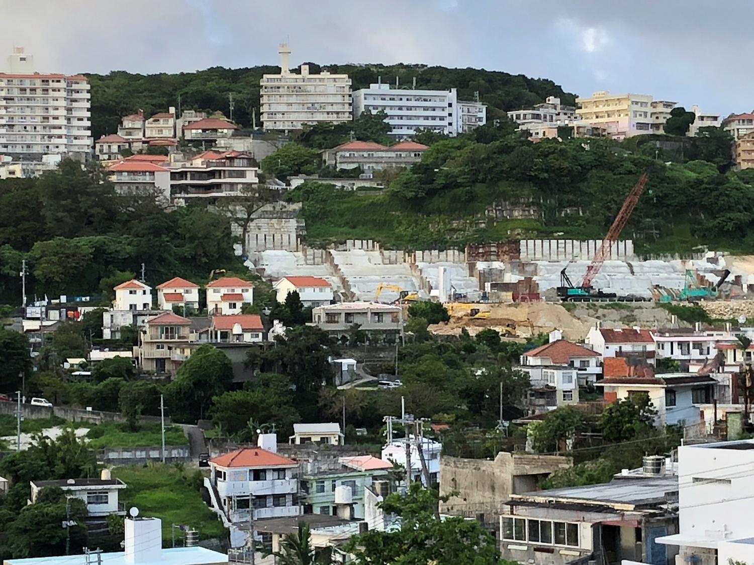 首里金城町石畳道の近くに山の斜面に住宅が建築　７月５日撮影