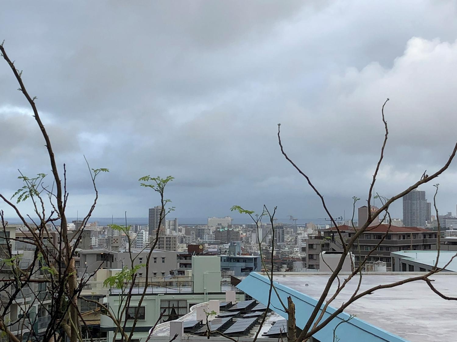 にわか雨が、西の海に降っている　６時４２分