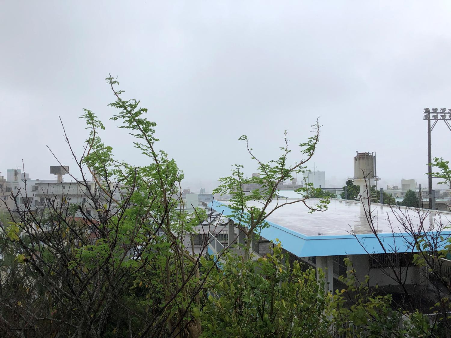 昼３時前　突然の雨、とうとう洗濯物をとる