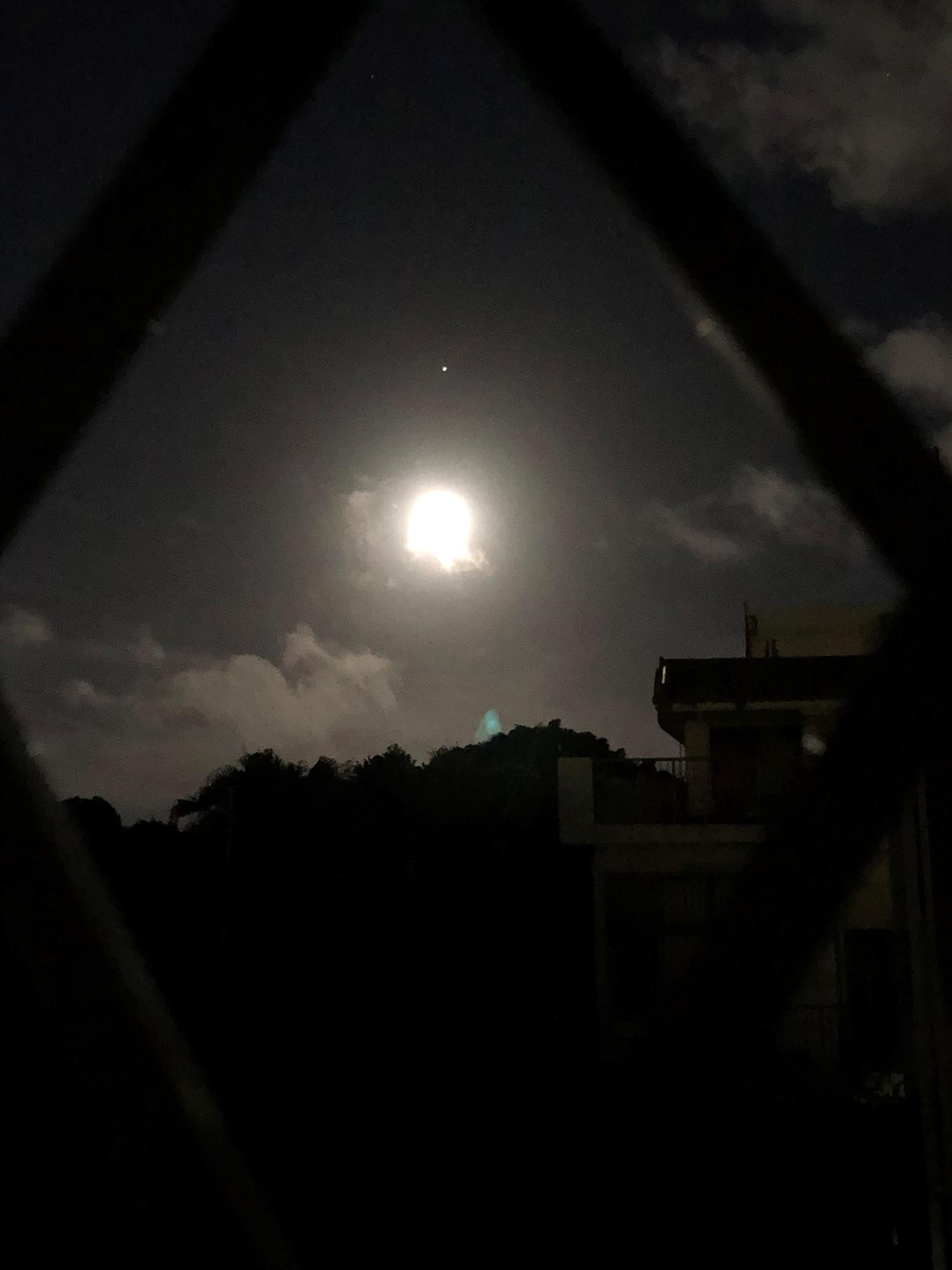 お盆の満月　２０時４７分