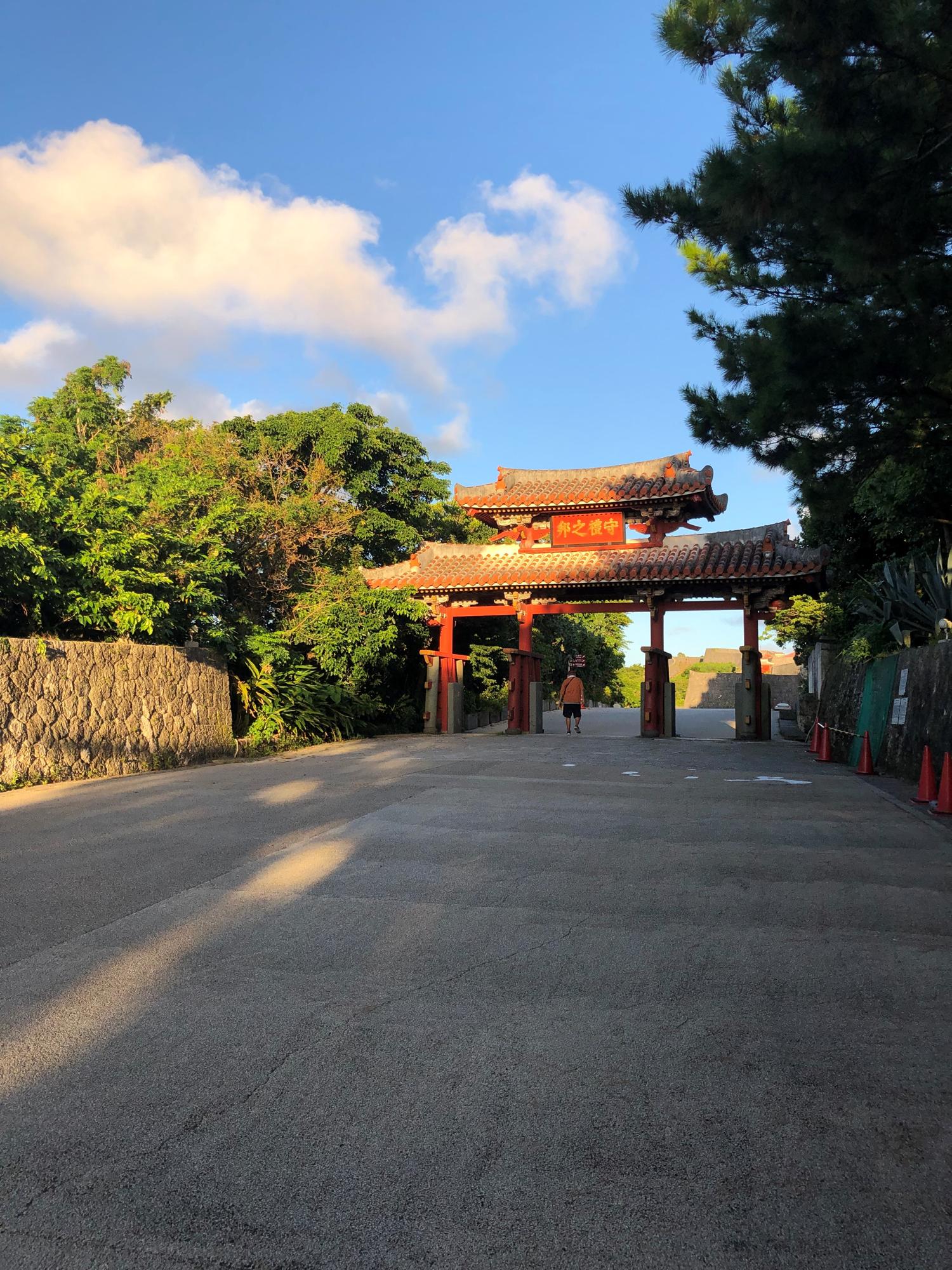 西日が照る守礼の門