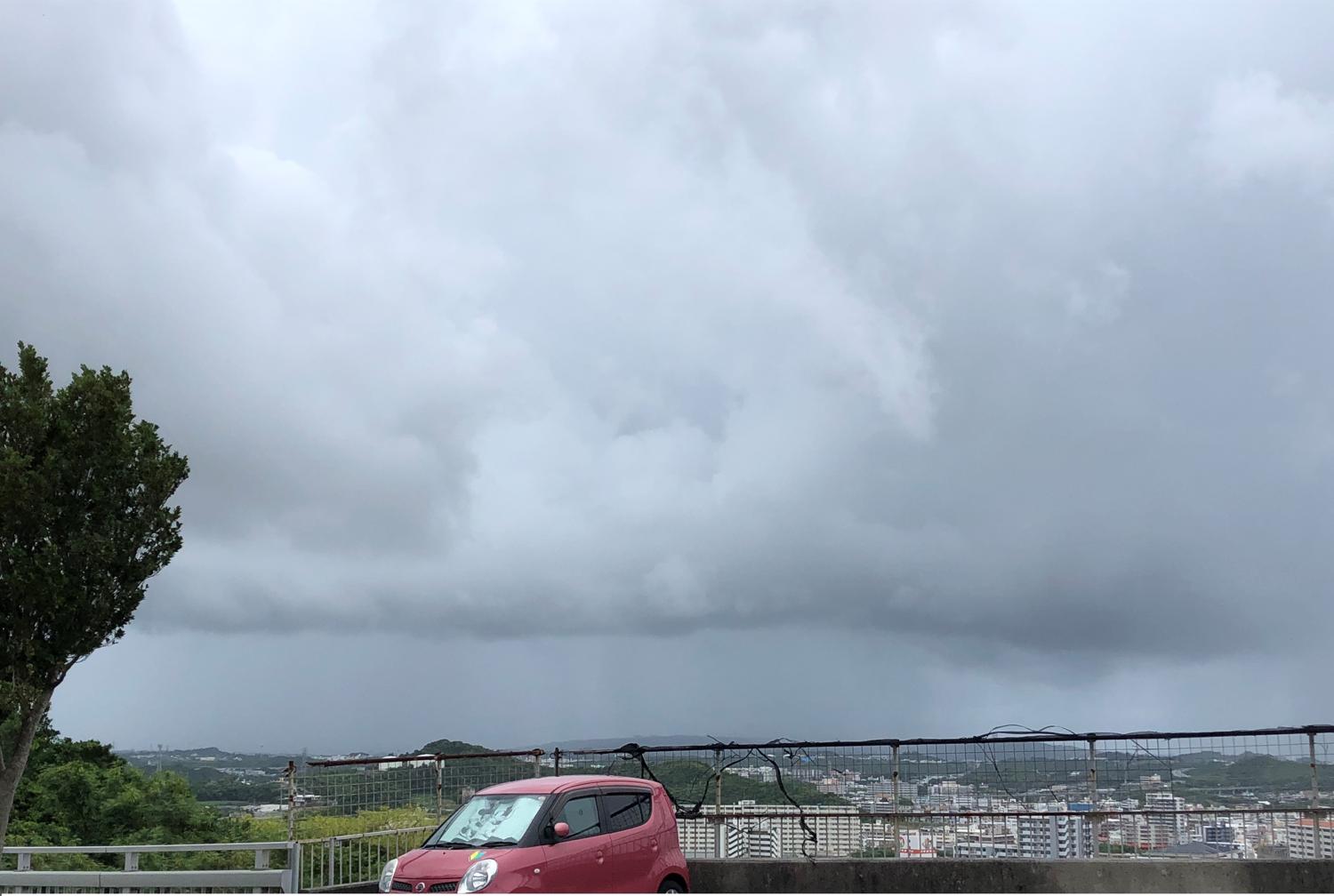昨日の15:43 はるか向こうは雨が降っている