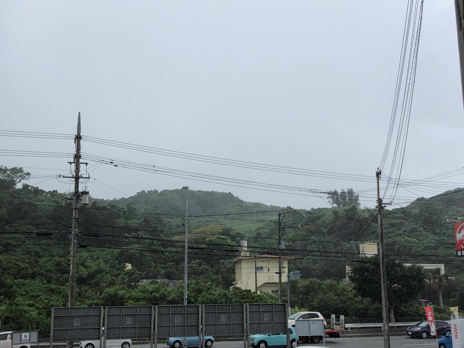 １０分後の15:53 雨が降り、雨宿りをする