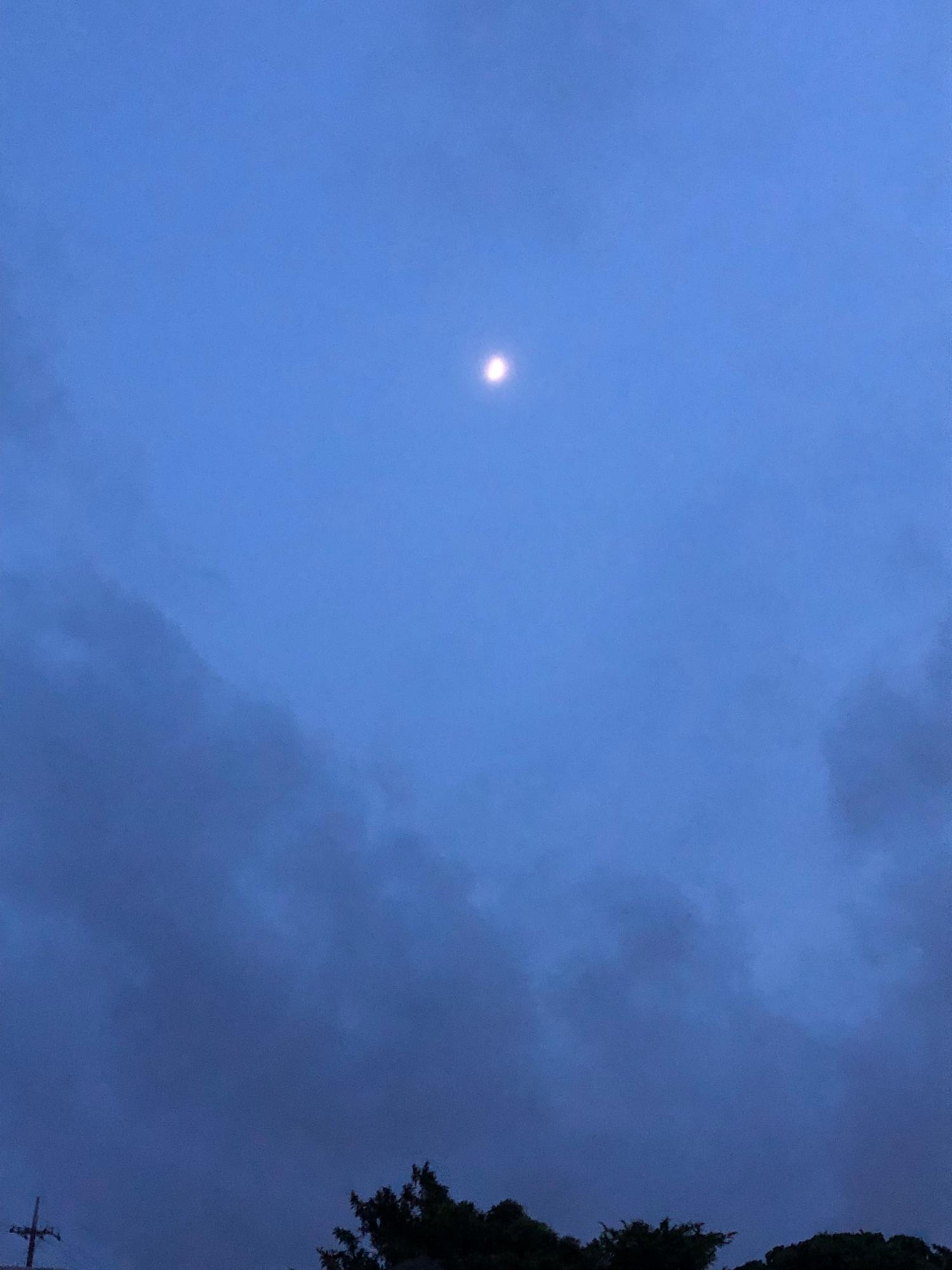 ６時５３分　日はすでに落ち、おぼろ月がでていた