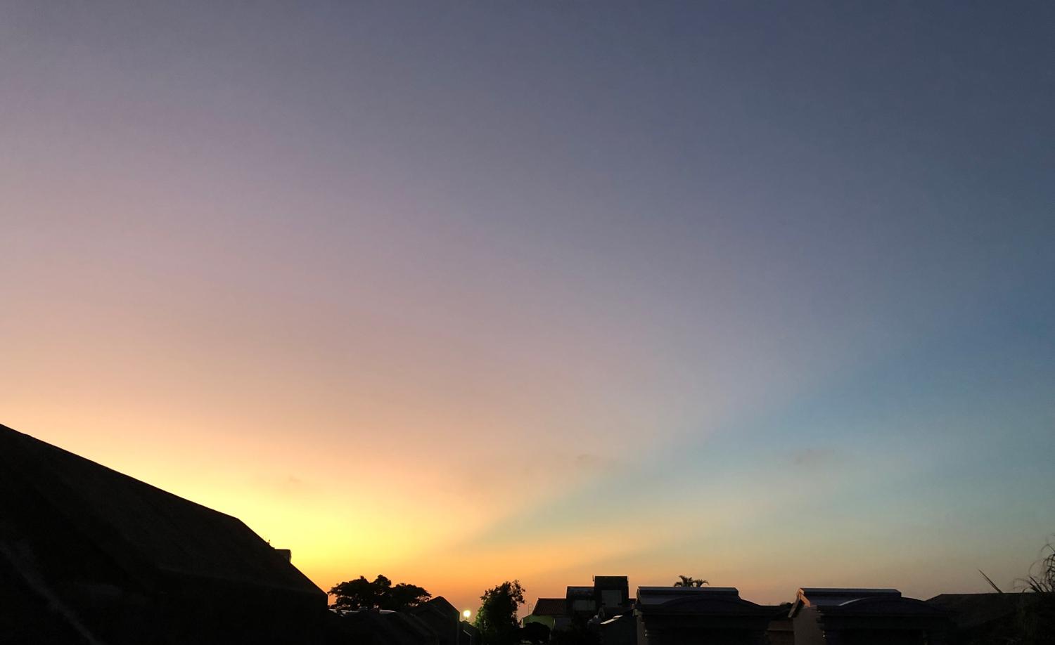 昨日の６時４８分　青い筋は反薄明光線というらしい