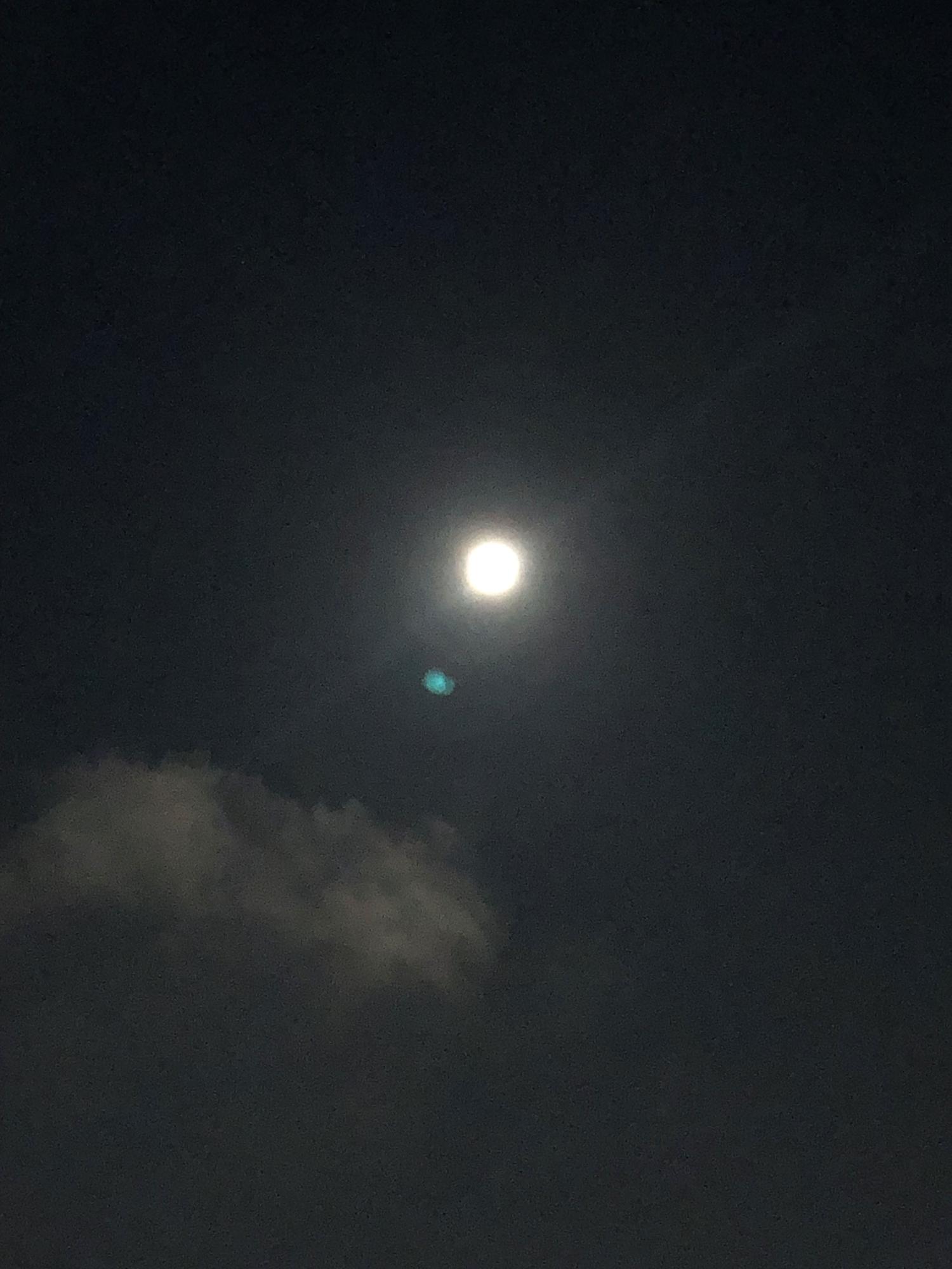 今朝の５時１５分　西の空に満月