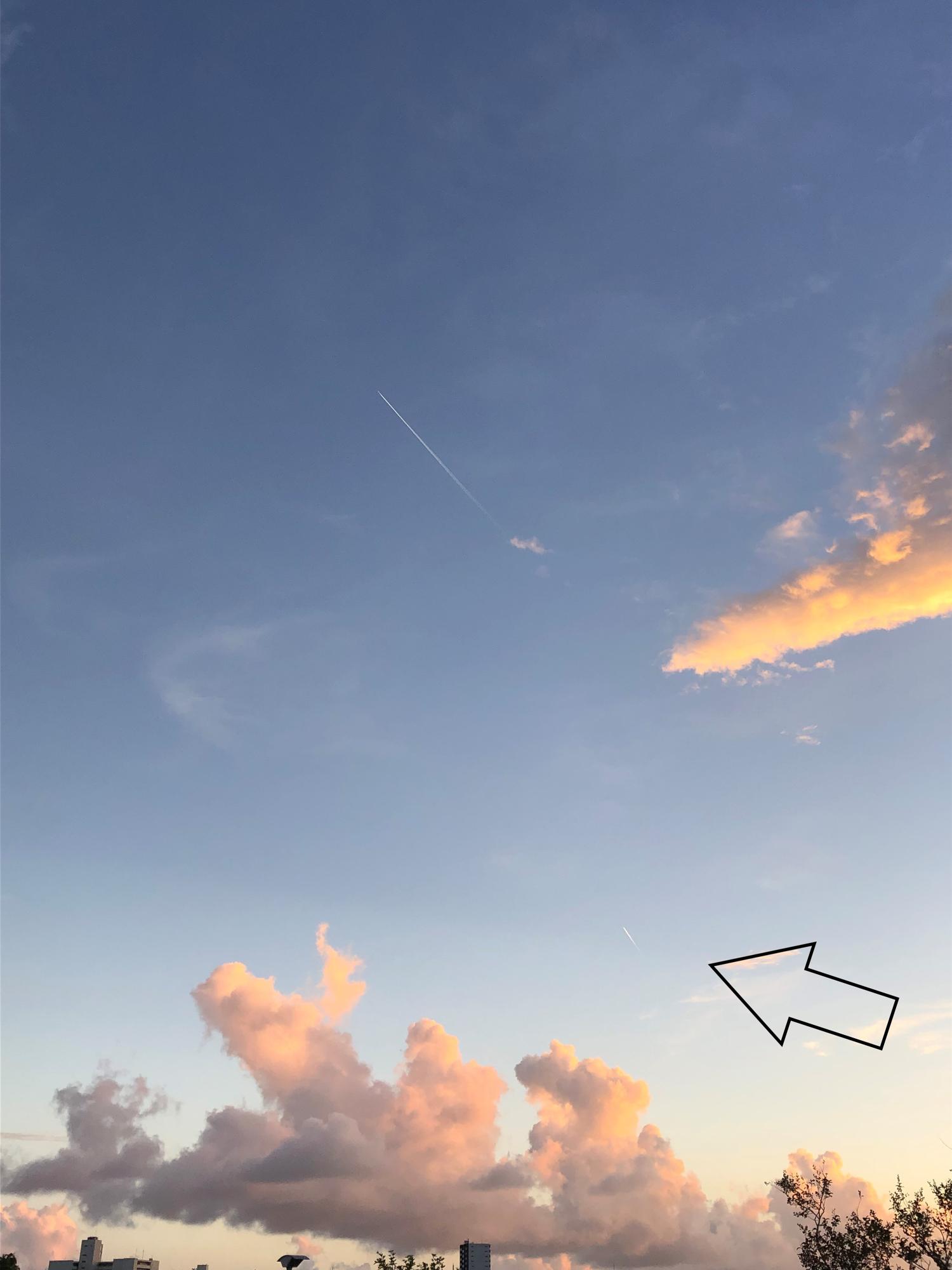 ２つの飛行機雲
