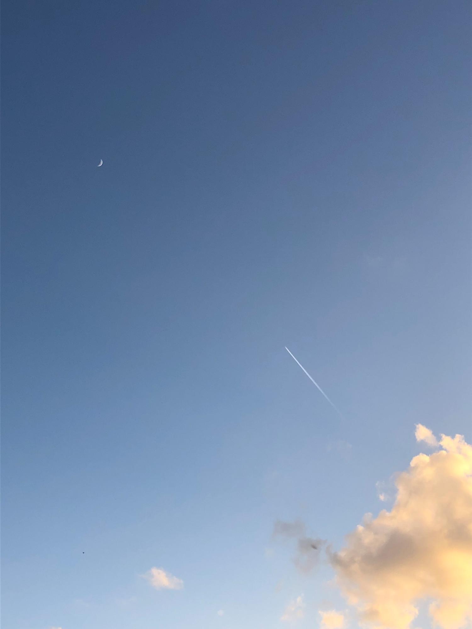 月に向かう飛行機雲