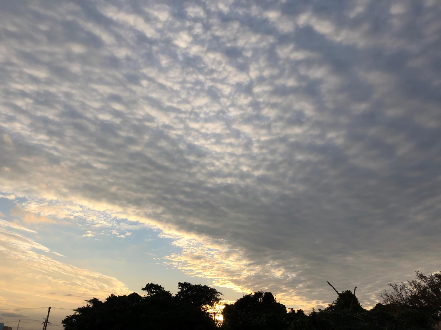 日が沈んでいる雲