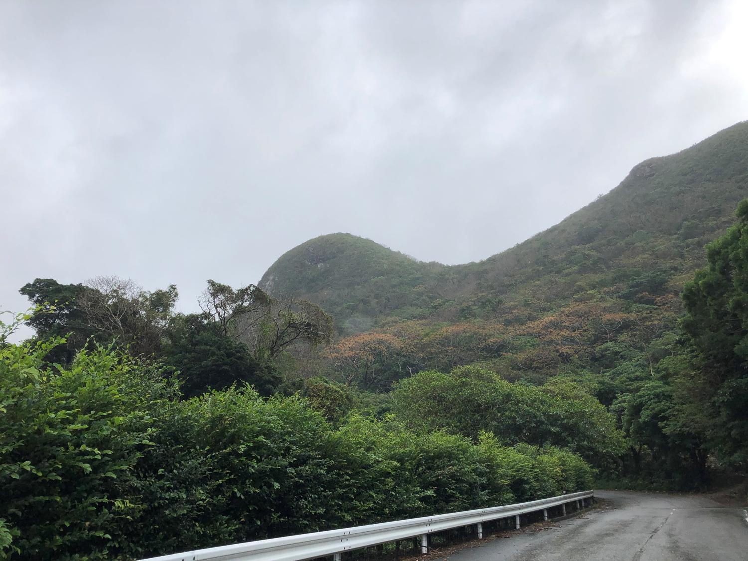 こぶのような中央山はウロウと言って水晶が採れた(洞窟）