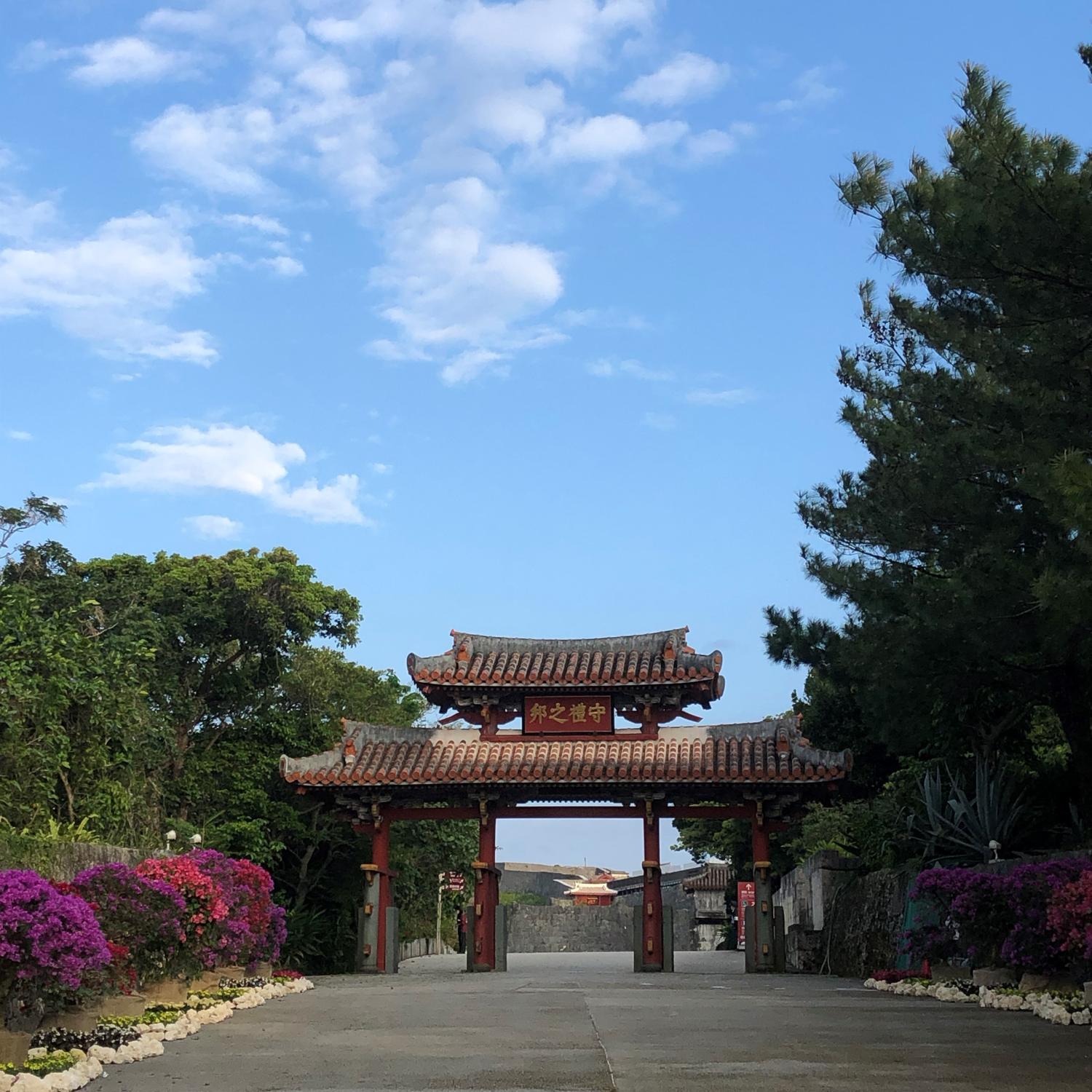 左右に花鉢が配置されていた
