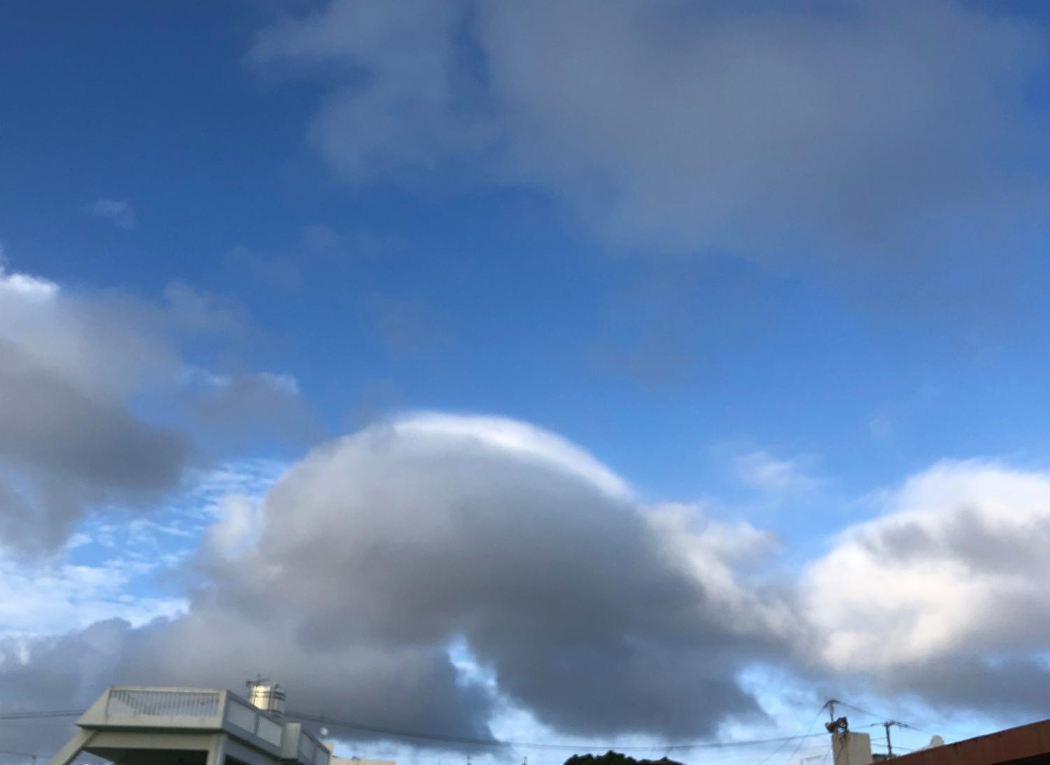 枕のような雲