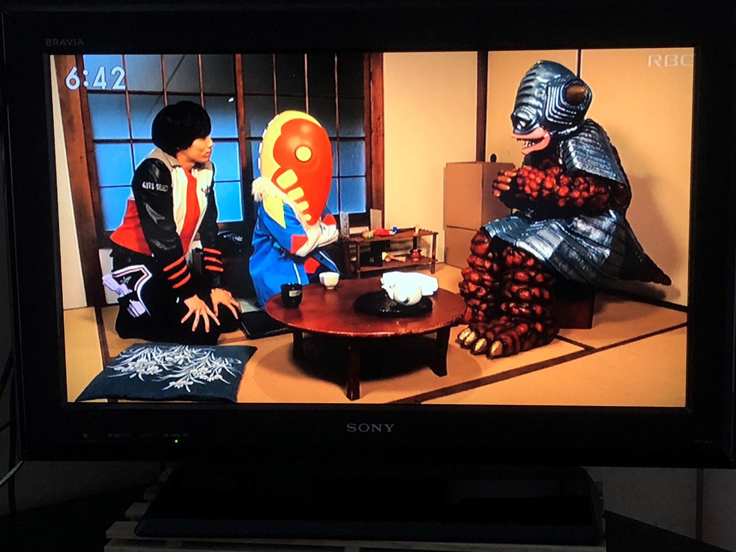 ちゃぶ台を怪獣達が挟む
