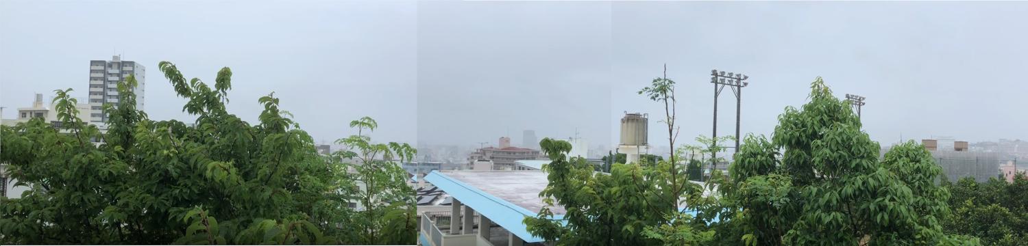 今日の朝８時１２分　雨が降っている