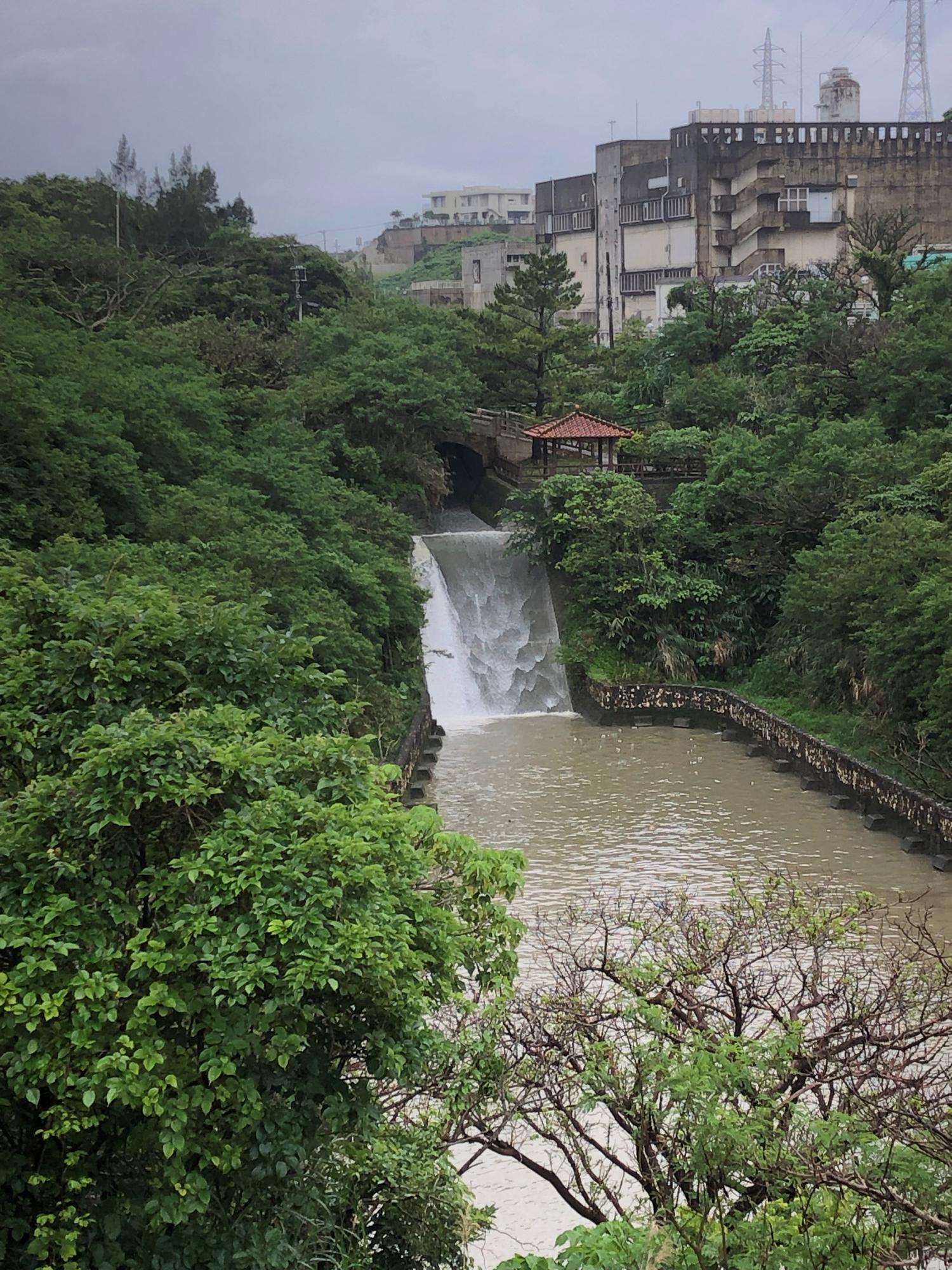 再び滝になっている