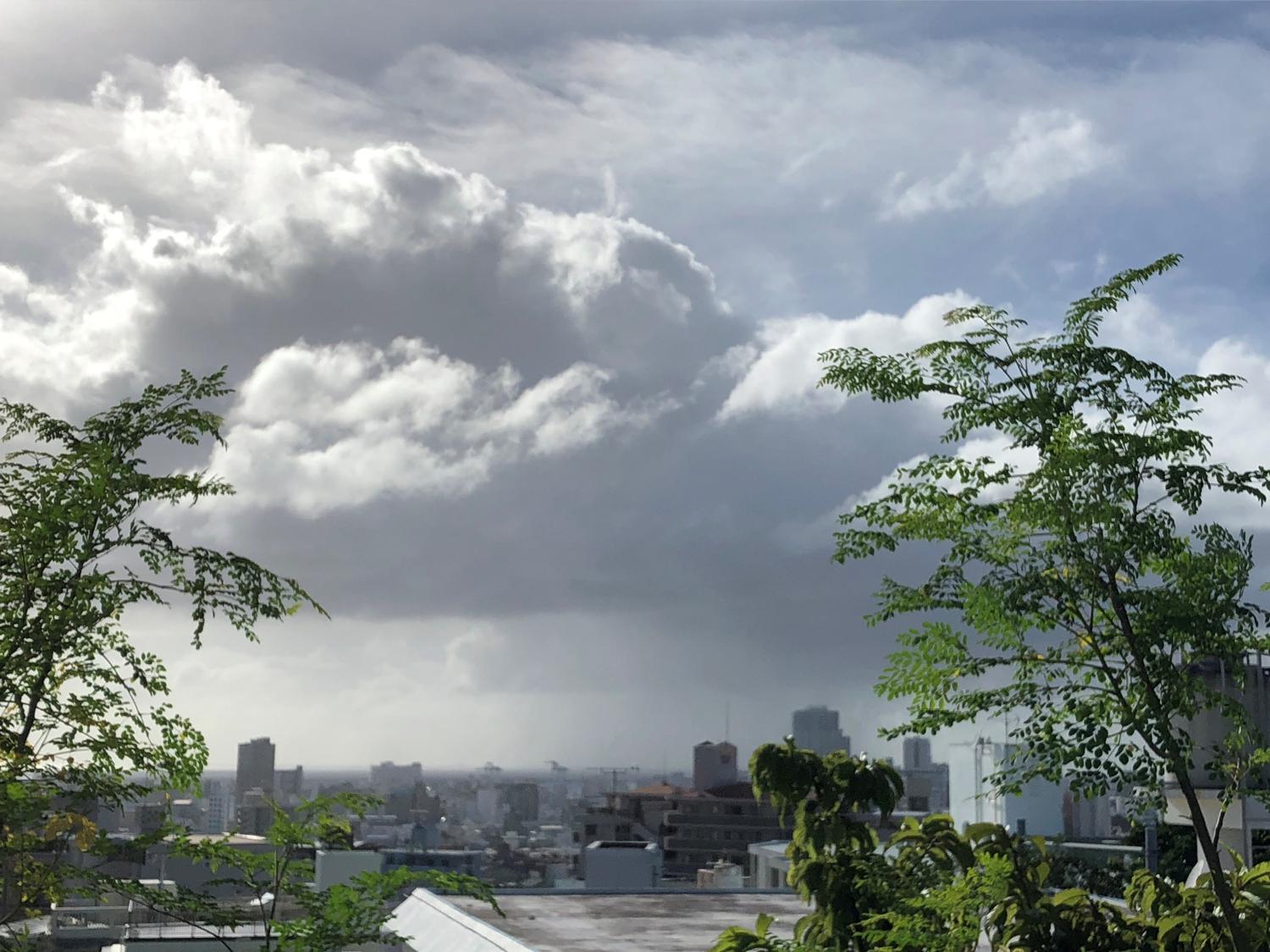 昨日の１７時１４分　東シナ海ににわか雨が