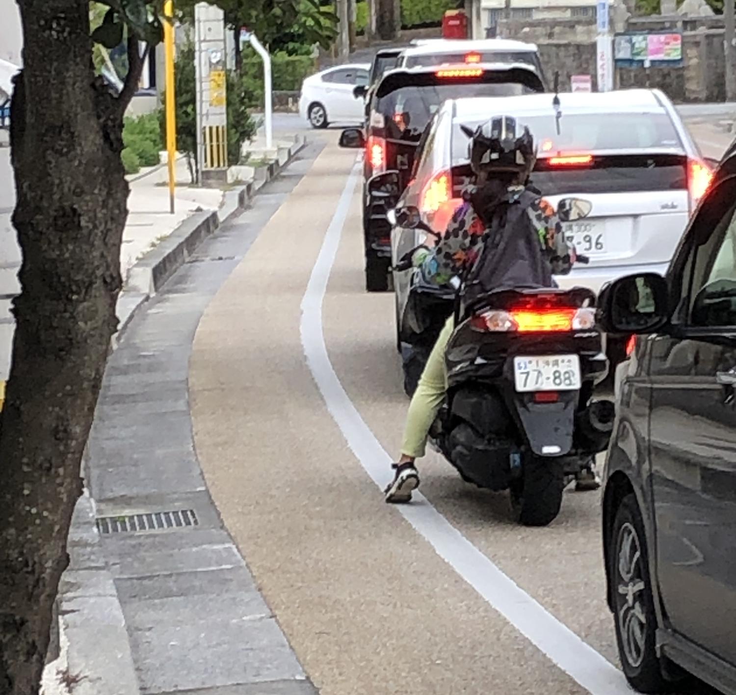 大型のバイクに乗る華奢な女性