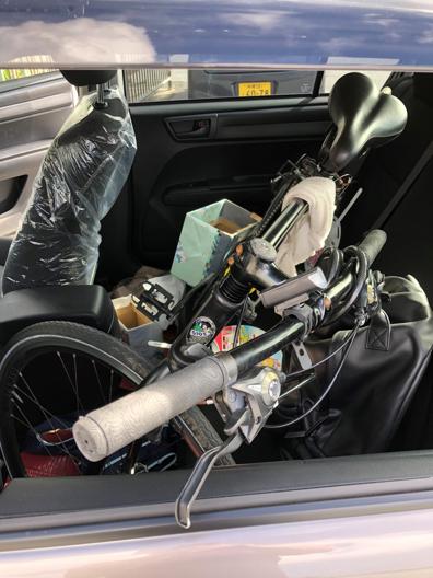 後部座席に自転車を押し込む