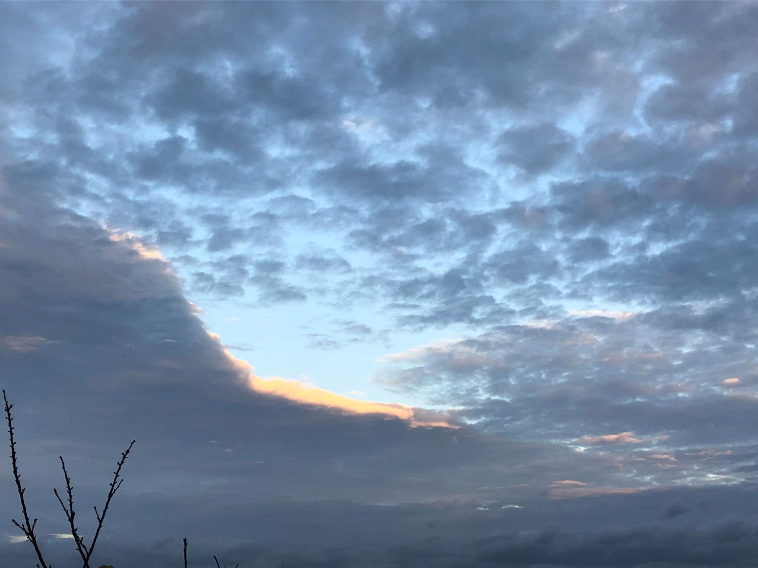 今日の６時４９分　浅い日が雲に映える