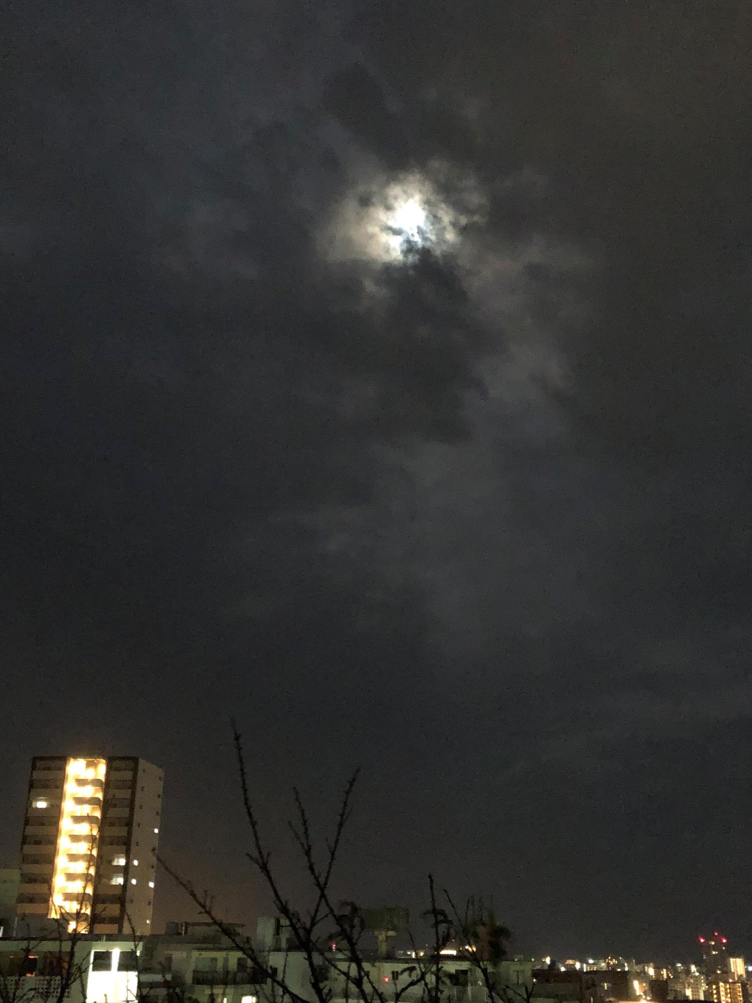 今日の６時５分　満月　まだ暗い
