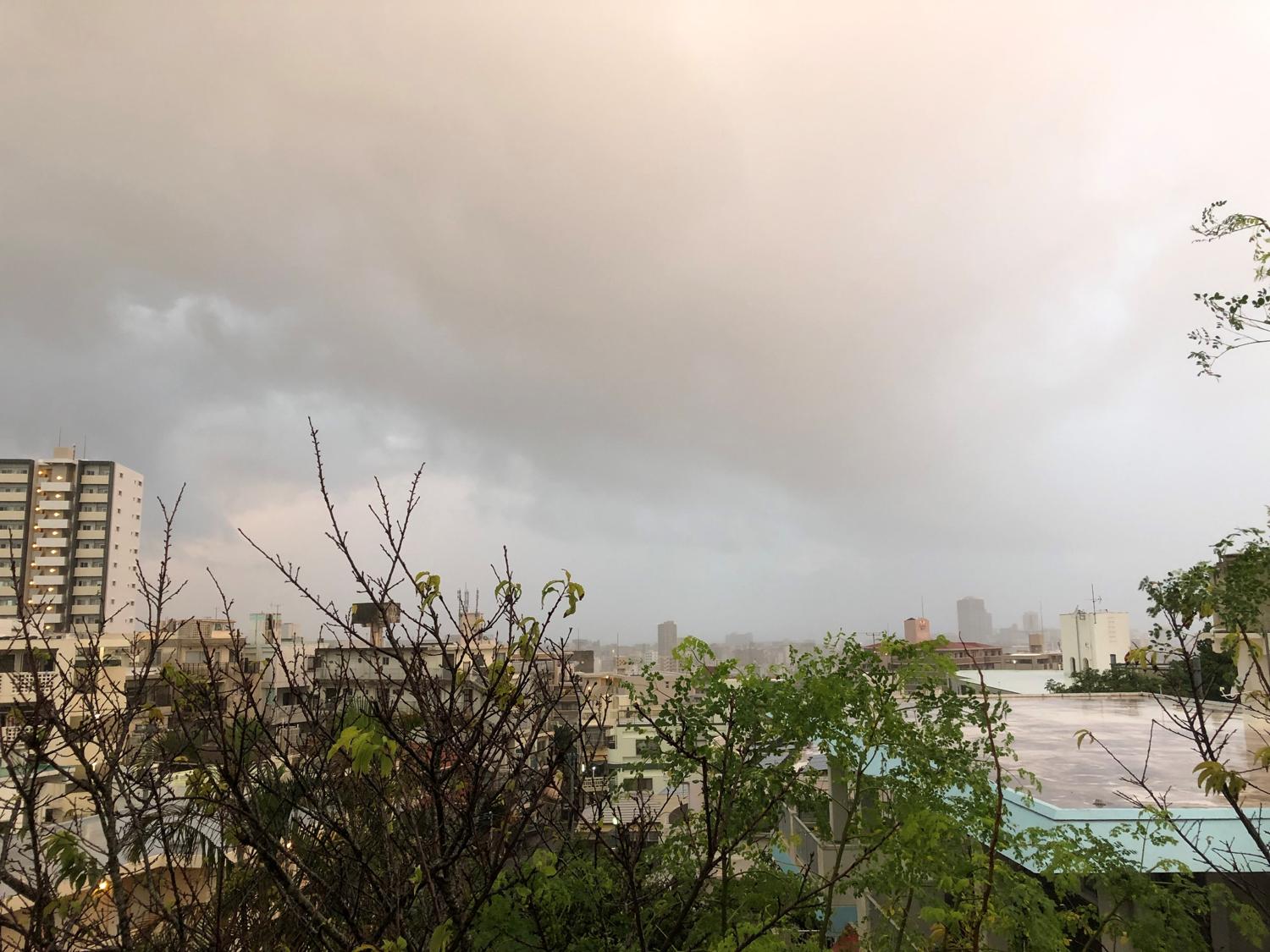今日の６時４９分　雨が降っている