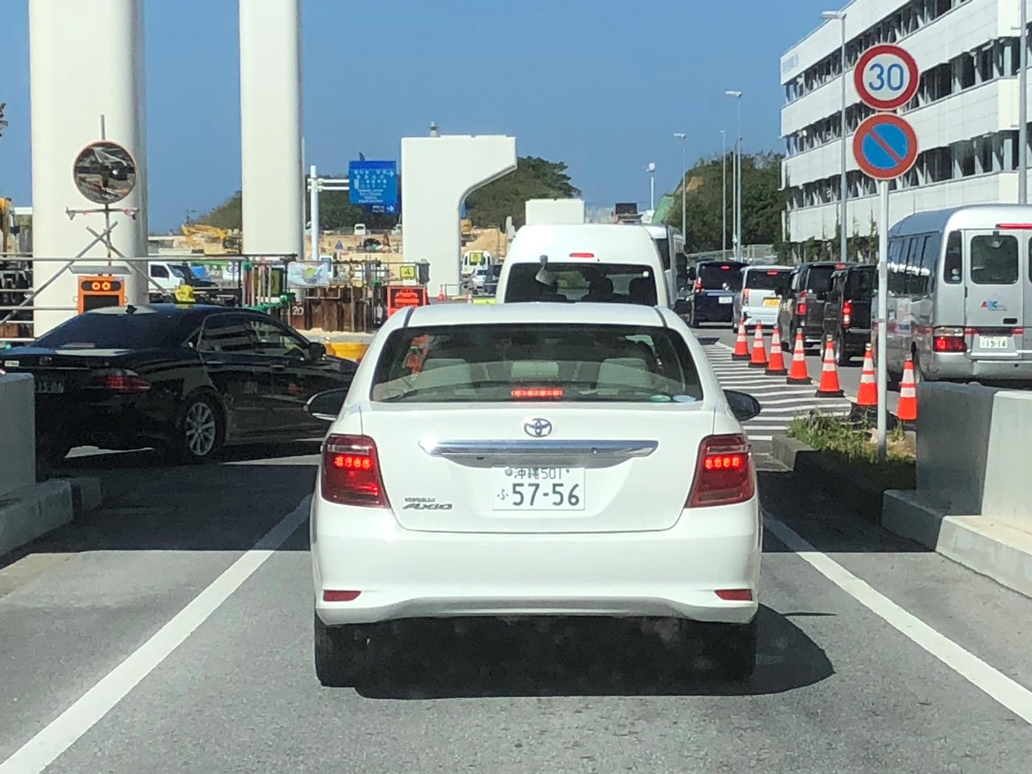 先週の金曜日の空港の道路　混雑している