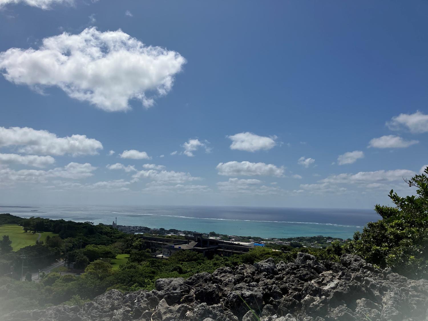 玉城跡から久高島を眺める