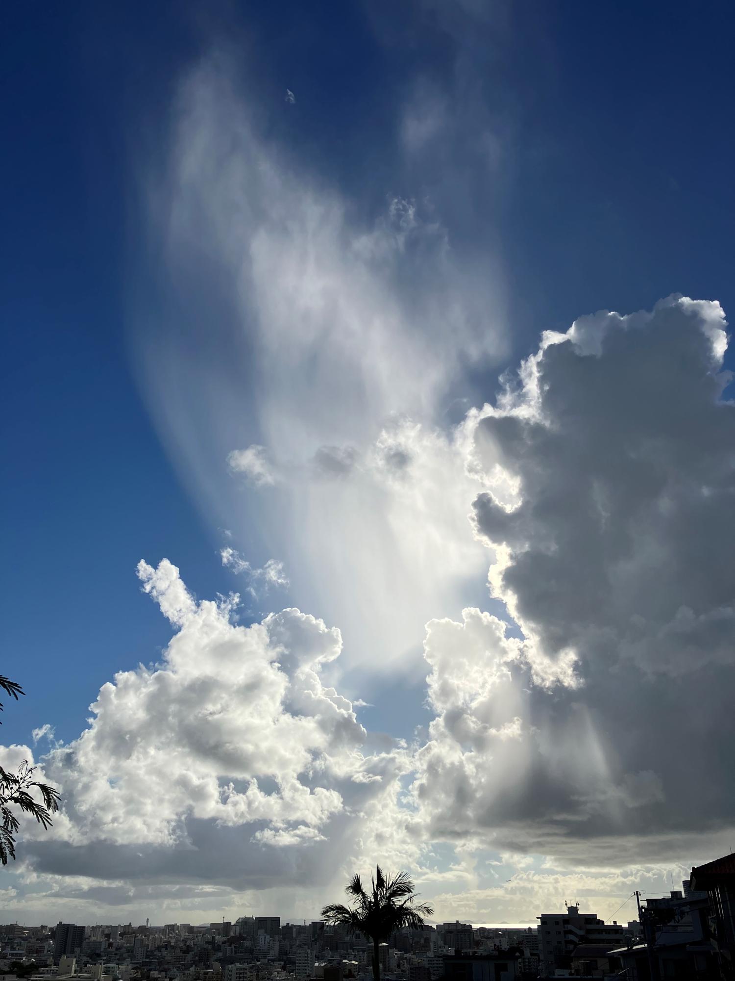 渡嘉敷島の方向の夏の雲