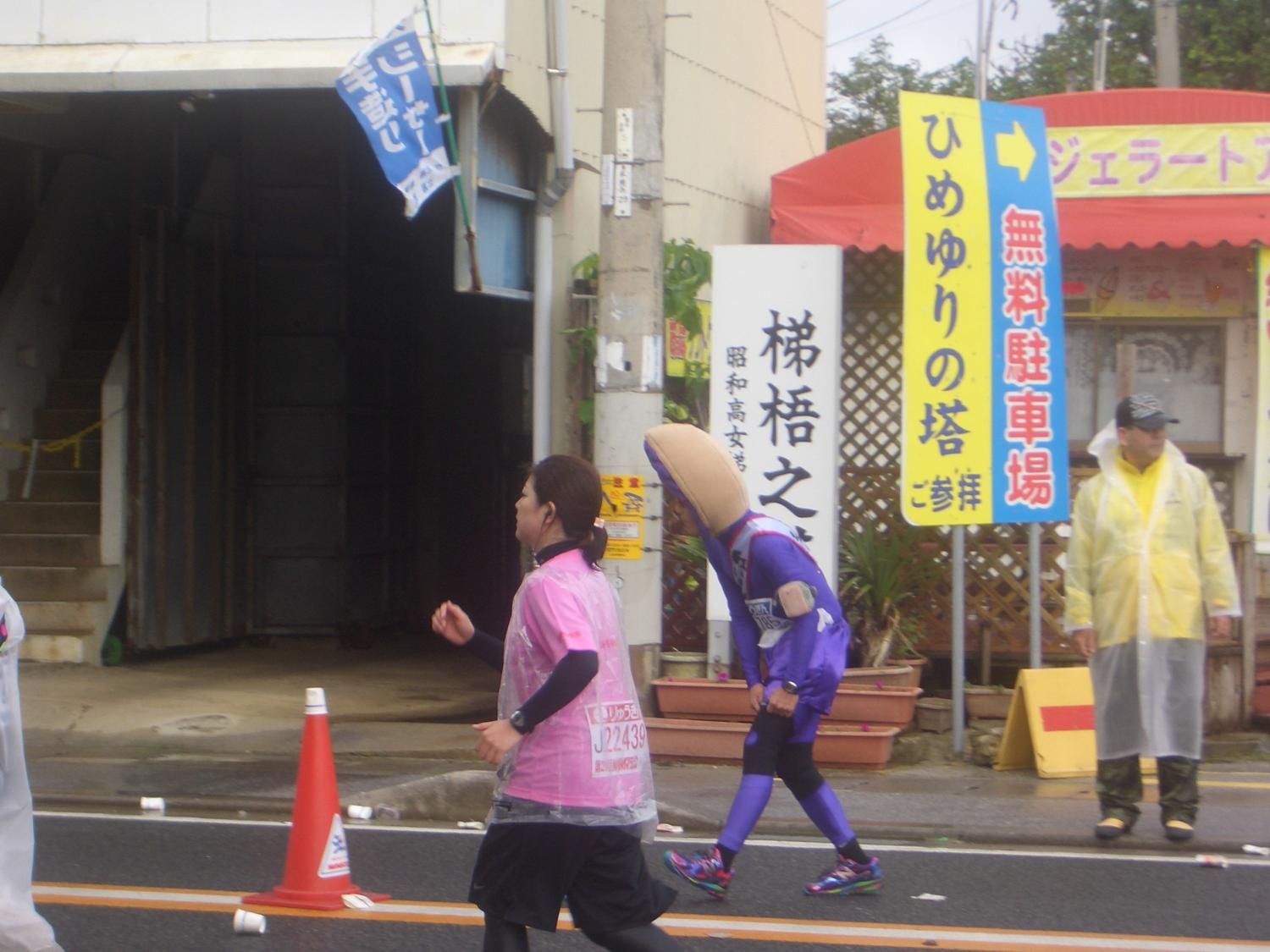 ひめゆりの塔２５キロ地点でカッパを外す