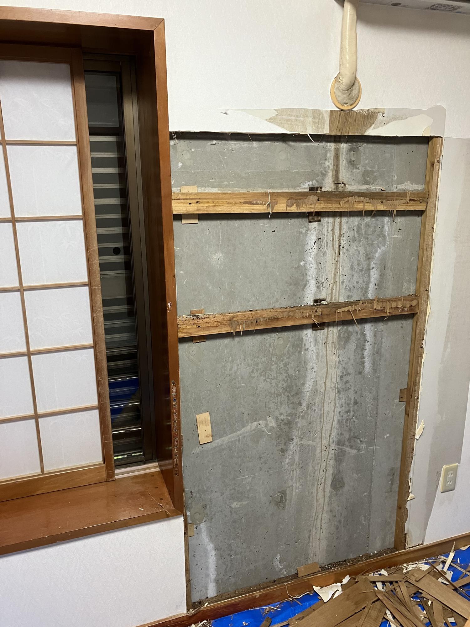 クラーの下から、水漏れの後がクッキリ