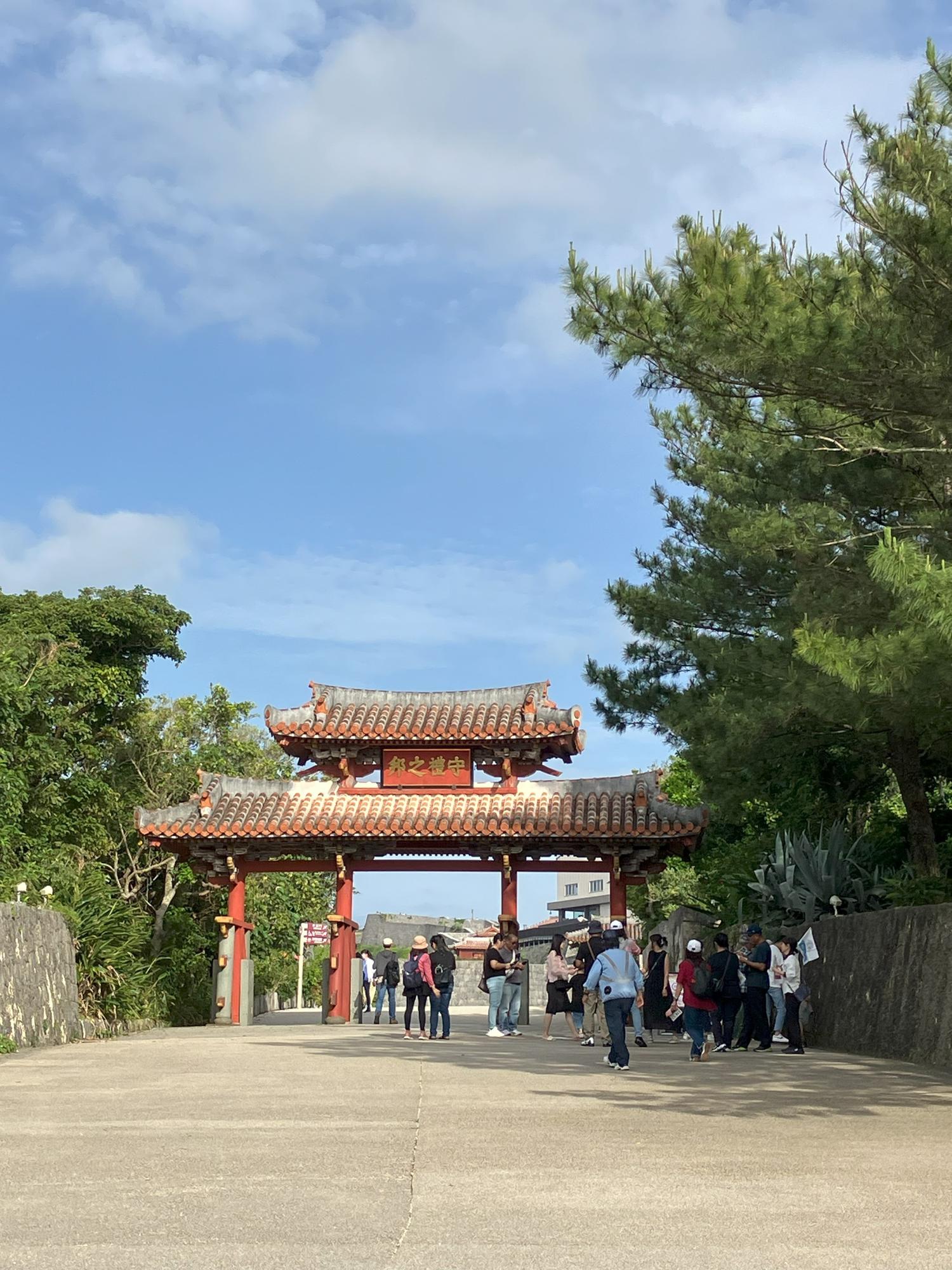 観光客で一杯の首里城公園