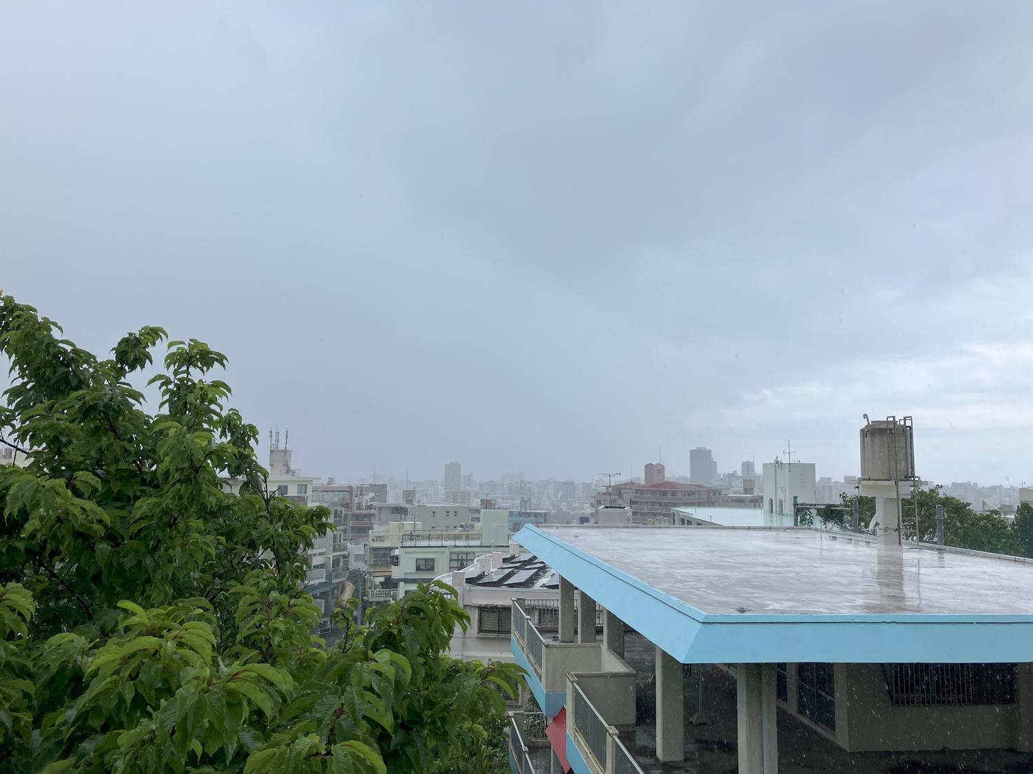 イェスタディの１４時１５分　雨が降る