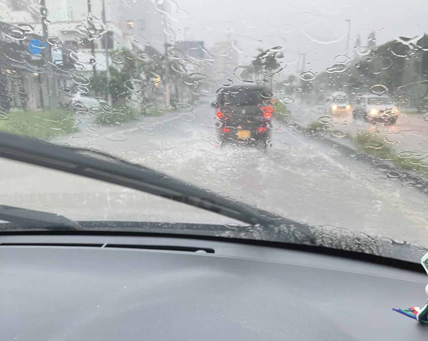 小禄　沖縄産業支援センター近く　道路が水没していた