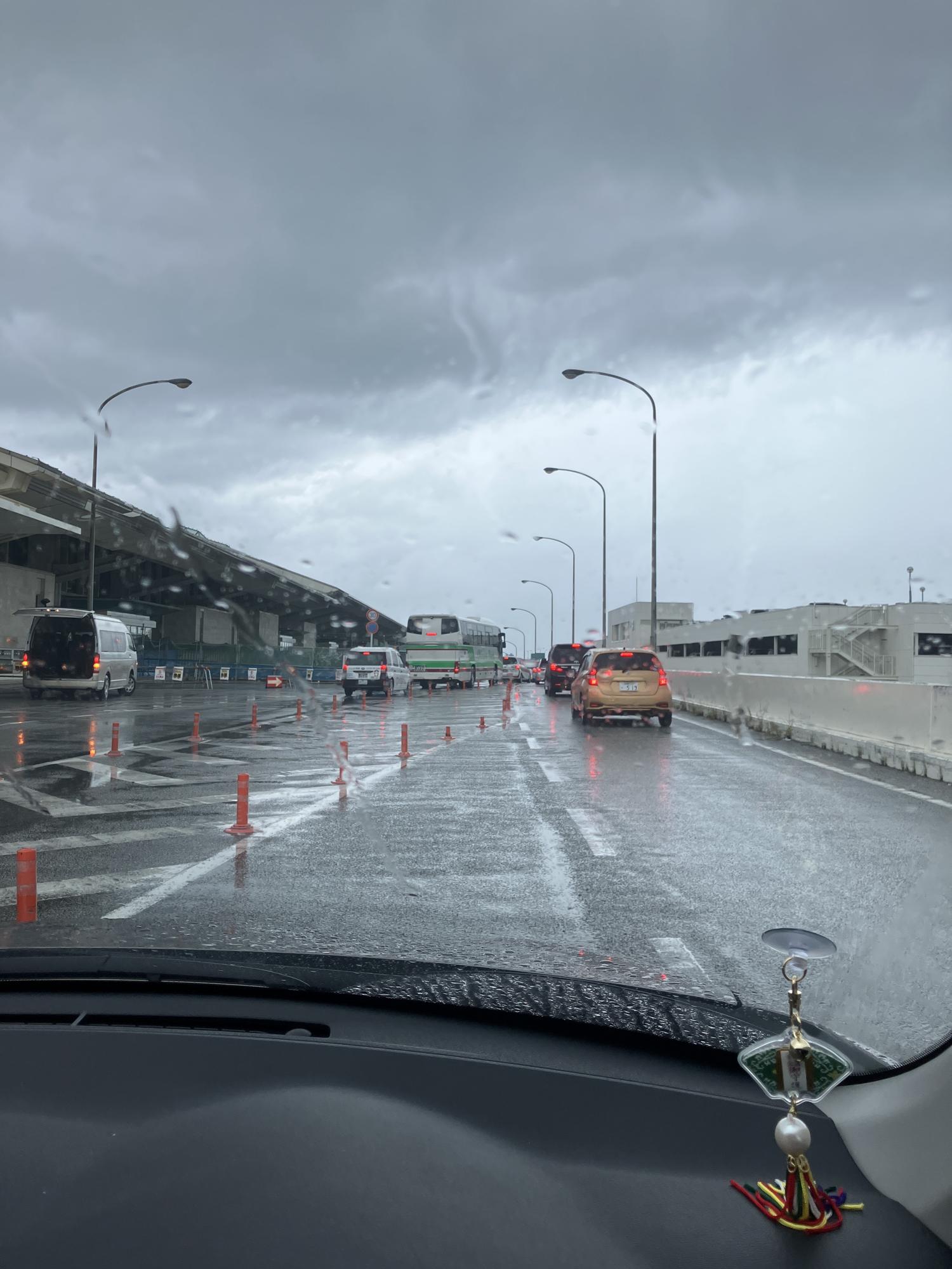 １０時２５分　コドモを降ろす　雨あがる