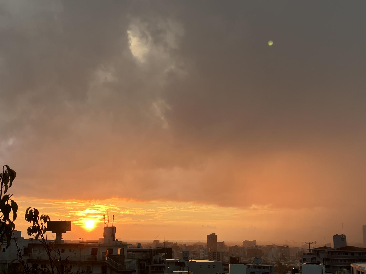 １８時５６分　夕陽とにわか雨