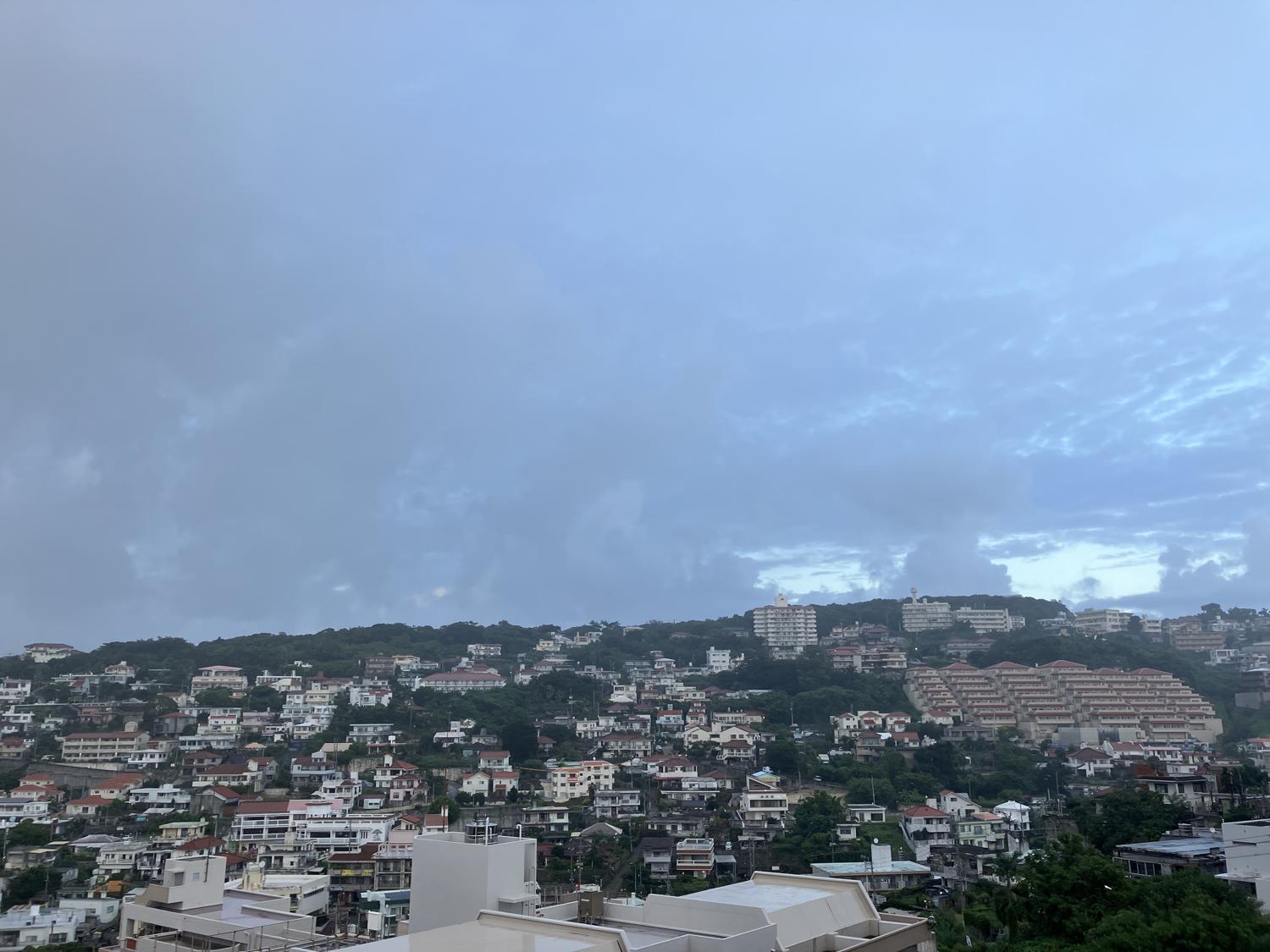 １７時５５分　またもや、雨が降る（傘あり）