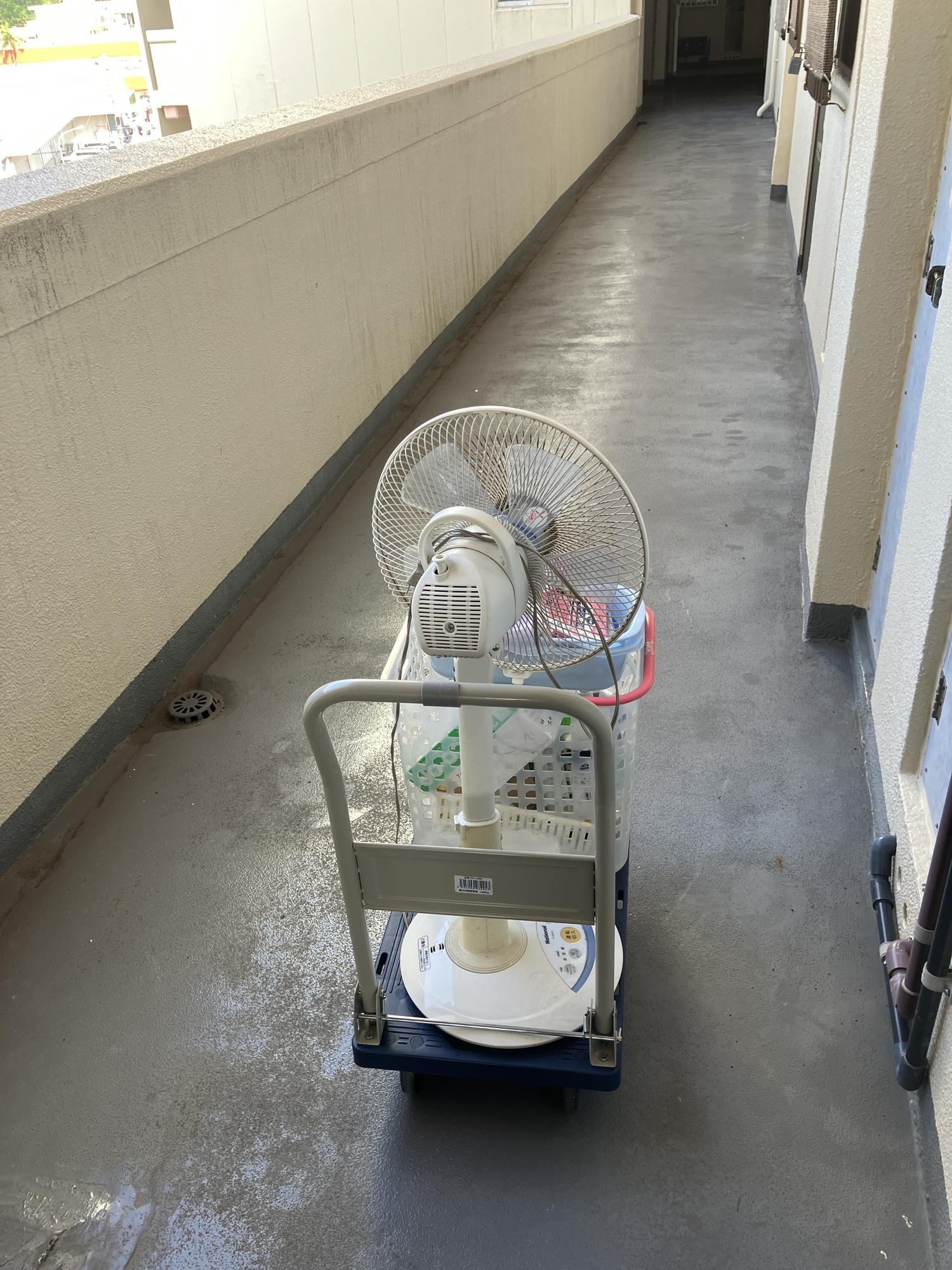扇風機などを運びだす