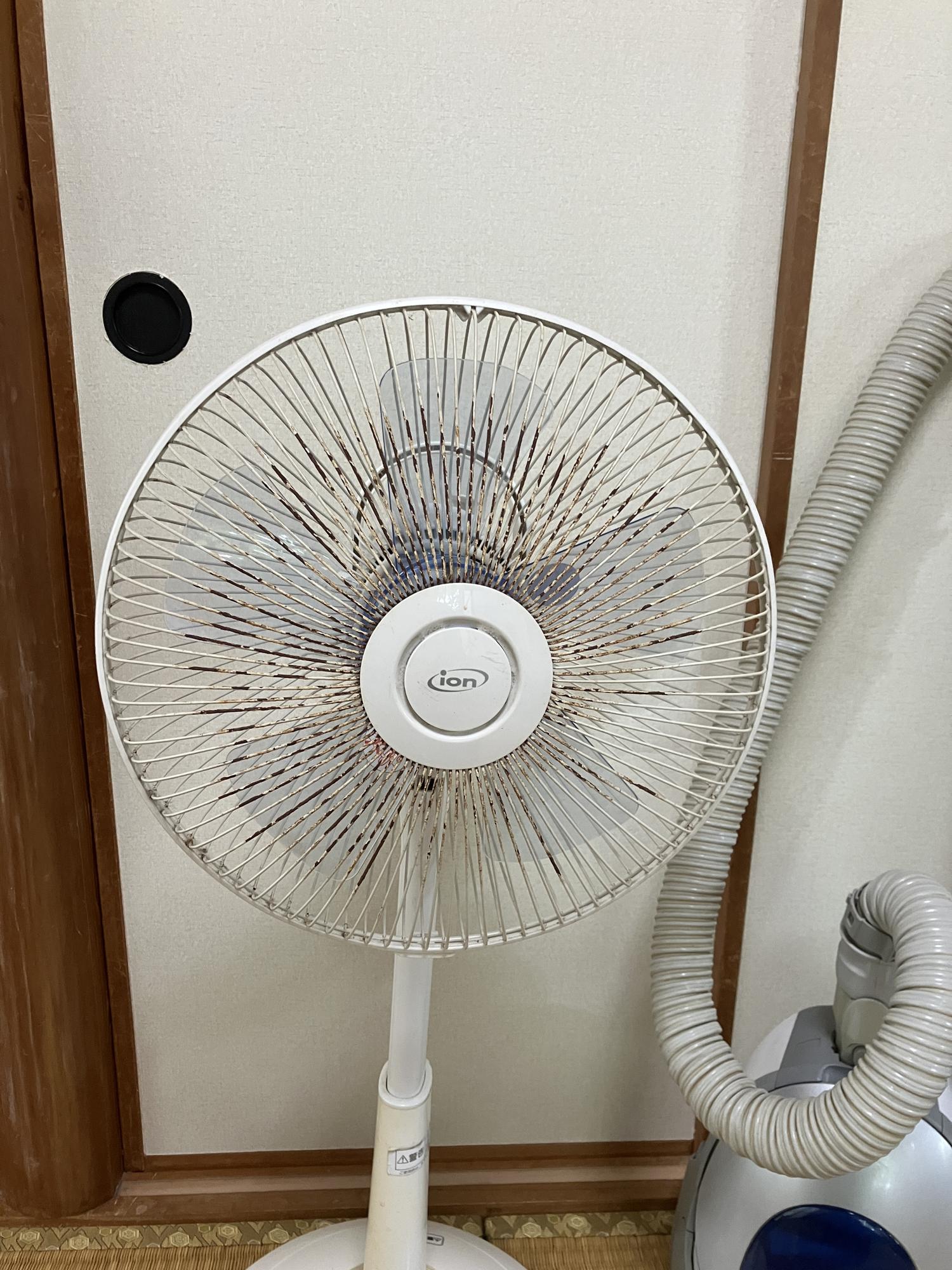 扇風機の羽ガードがさびている