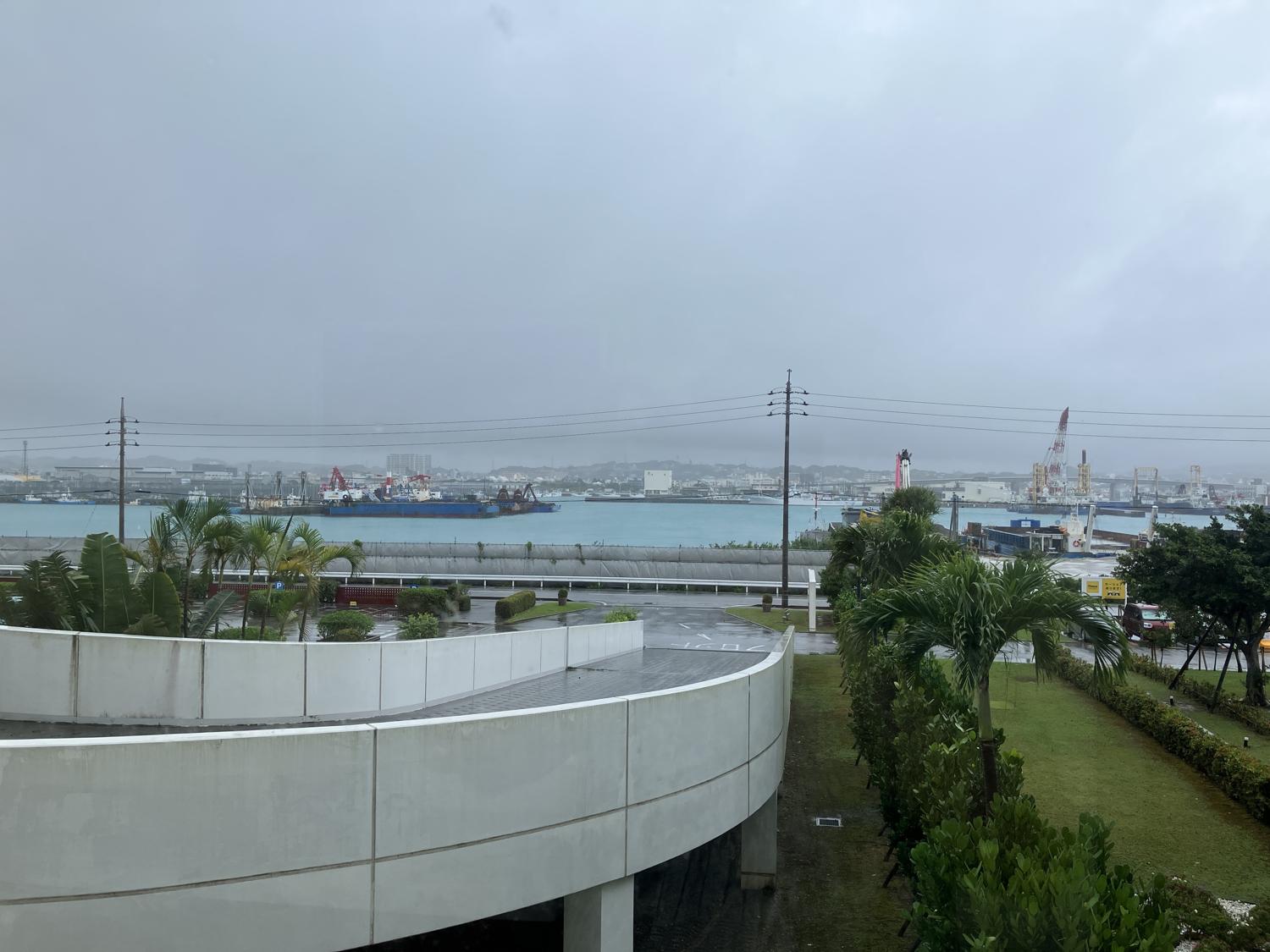 １１時１２分　某ホテルから雨の外の景色をみる