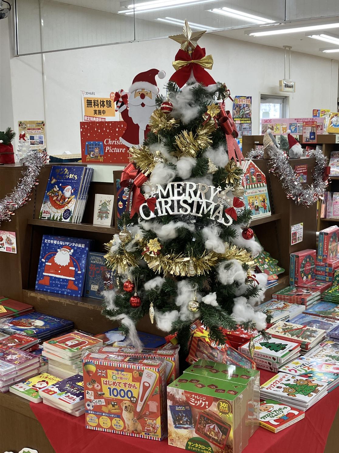 本屋さんのクリスマスツリー