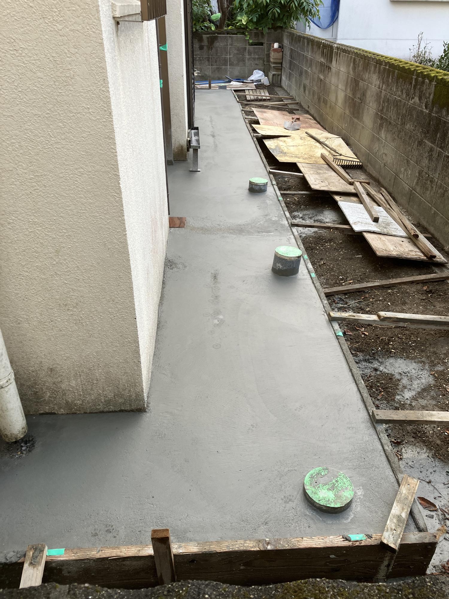 コンクリートが裏庭の半分を埋める