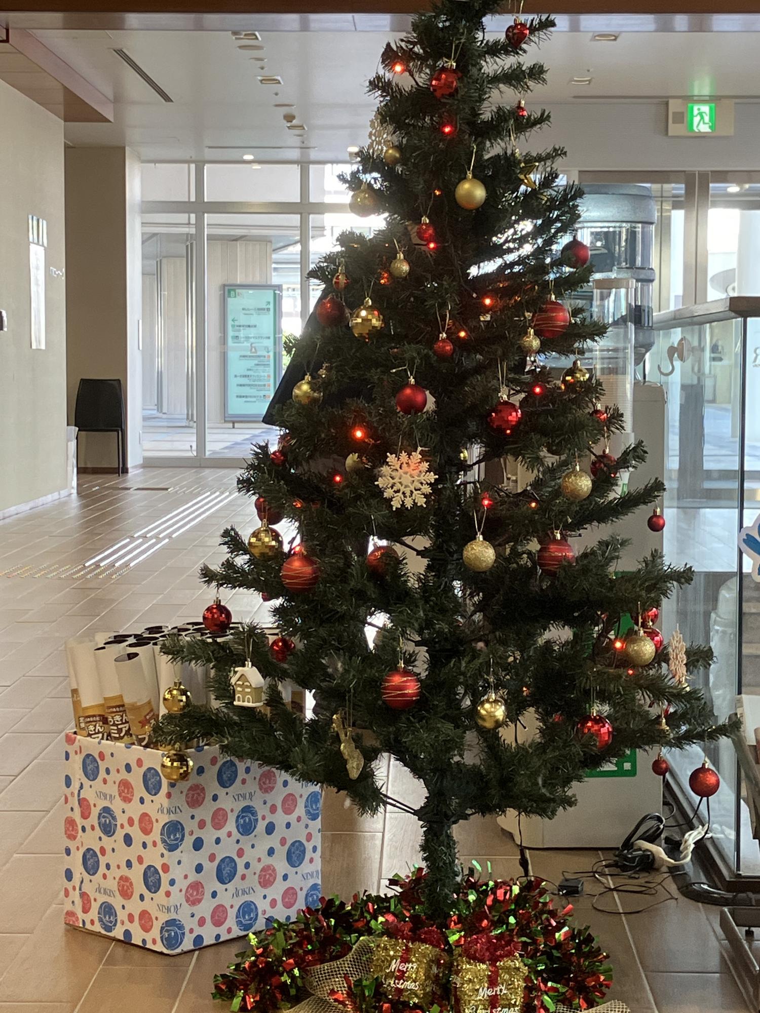 手続きを待つ、目の前にはクリスマスツリー